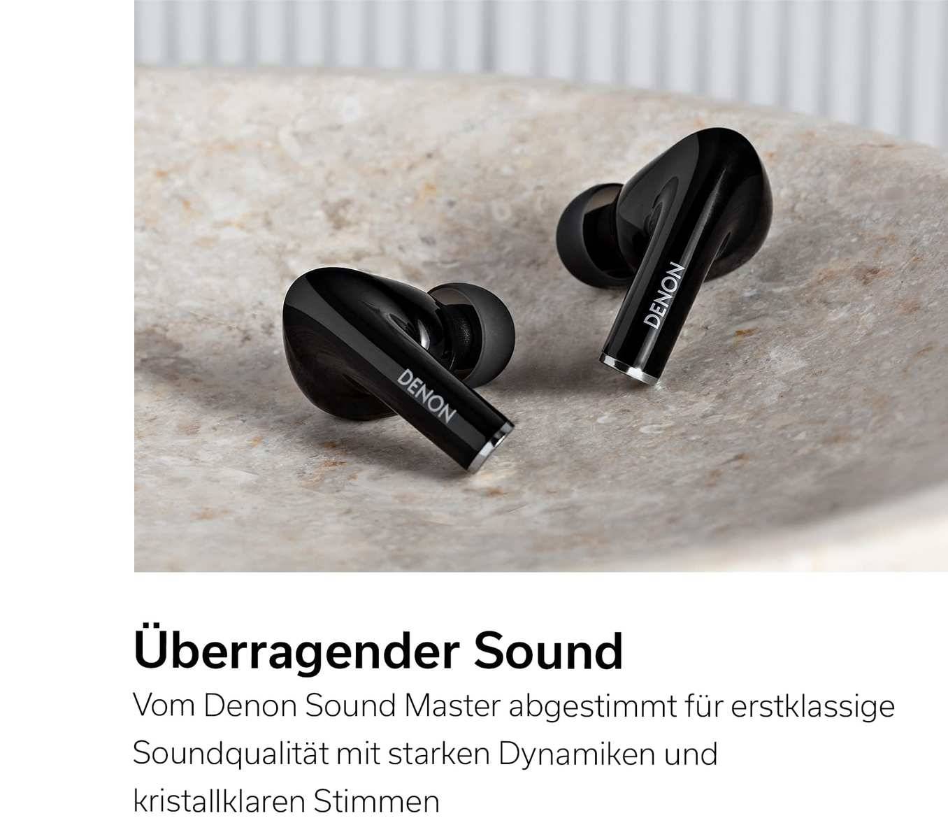 Produktbild von zwei schwarzen kabellosen Denon-Ohrhörern mit deutschem Text darunter, auf dem „Überragender Sound