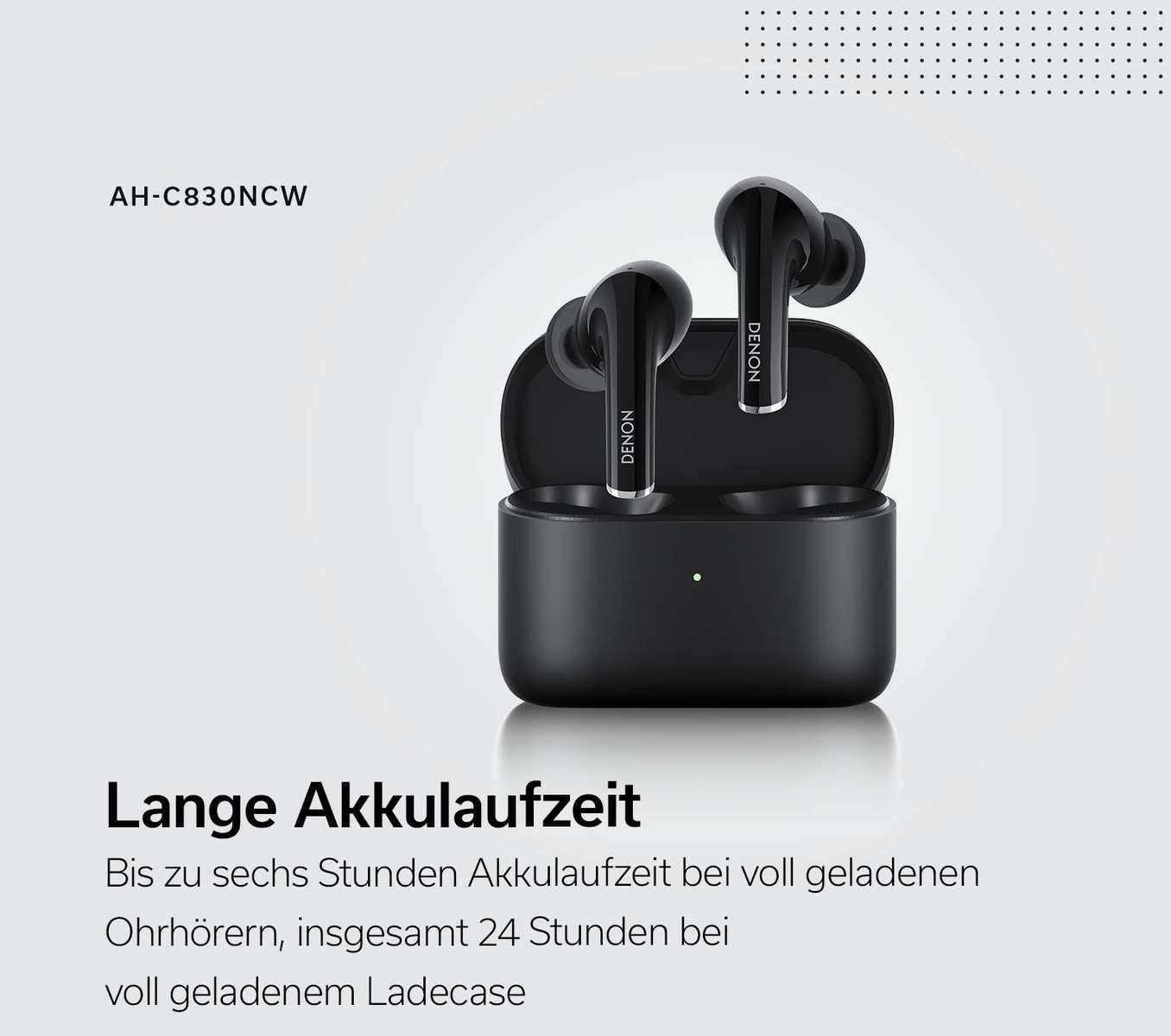 Werbebild der Denon AH-C830NCW kabellosen Ohrhörer in einem Ladegehäuse, wobei „Lange Akkulaufzeit