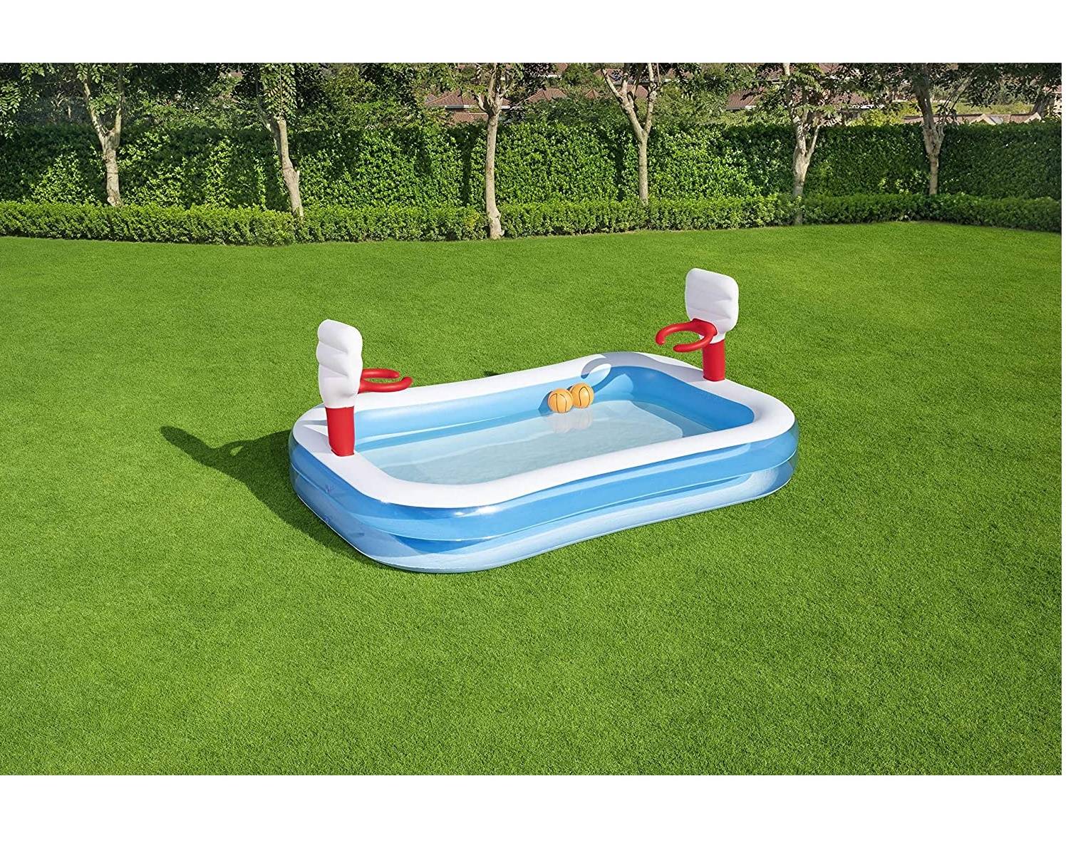 Ein aufblasbarer Mini-Boxring-Pool auf einer Rasenfläche mit rot-weißen Eckpfosten und ein paar Schwimmspielzeugen darin.
