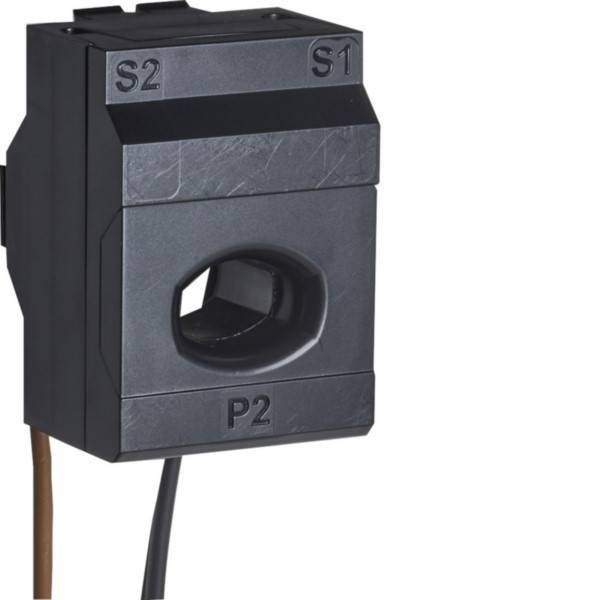 Schwarzer elektrischer Stromwandler mit beschrifteten Anschlüssen S1, S2 und P2, zeigt eine mittlere Öffnung für ein Kabel.