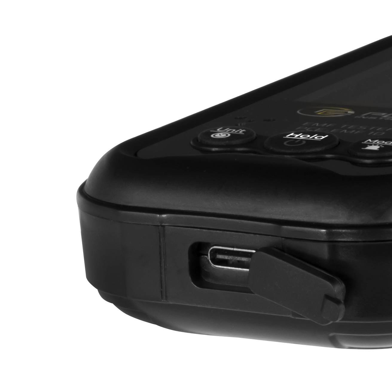 Nahaufnahme eines schwarzen elektronischen Geräts mit einem seitlichen USB-Anschluss mit Schutzkappe und teilweise sichtbaren oberen Tasten mit den Beschriftungen 