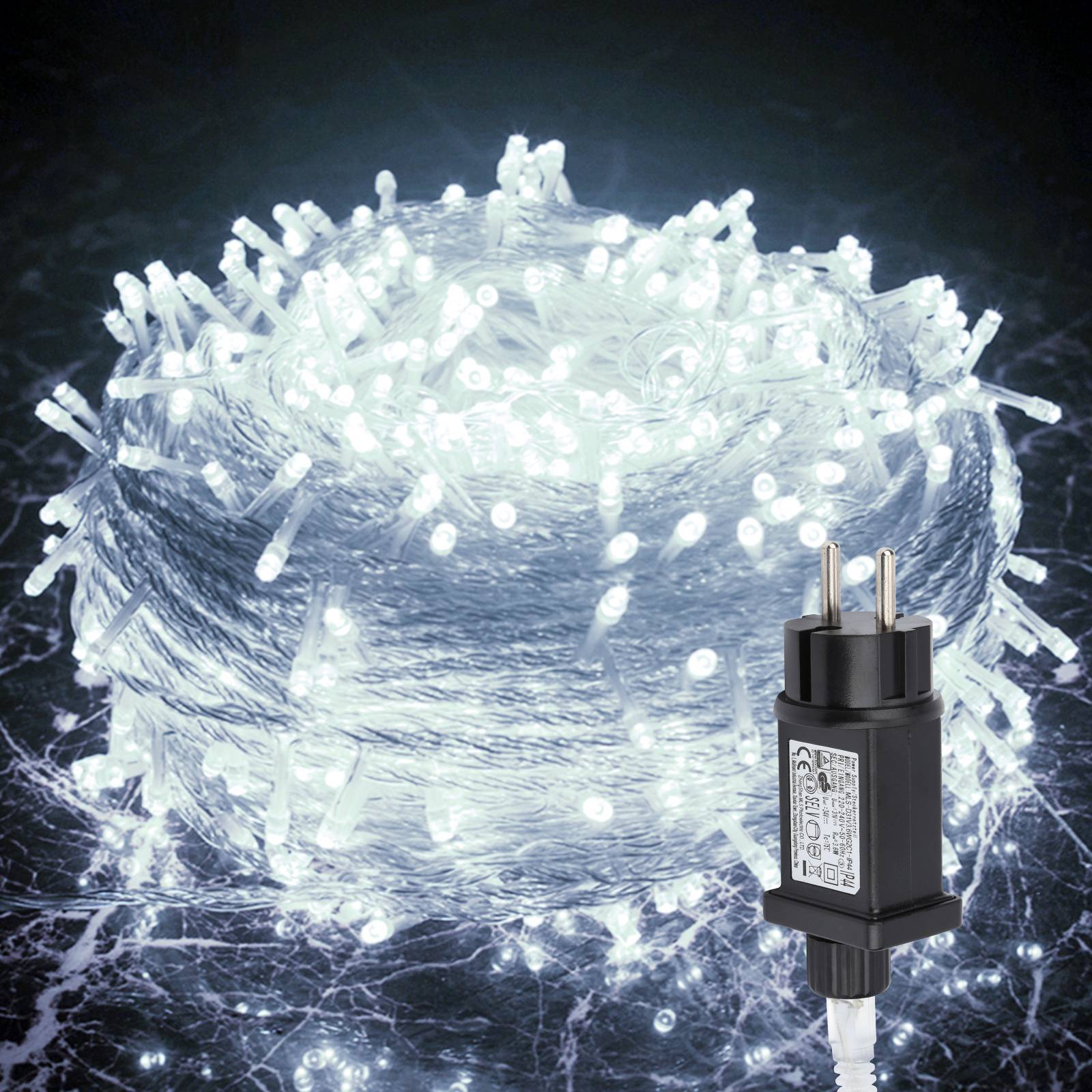 Aufgerollte weiße LED-Lichterketten, die hell leuchten, mit einem schwarzen Steckeradapter im Vordergrund.