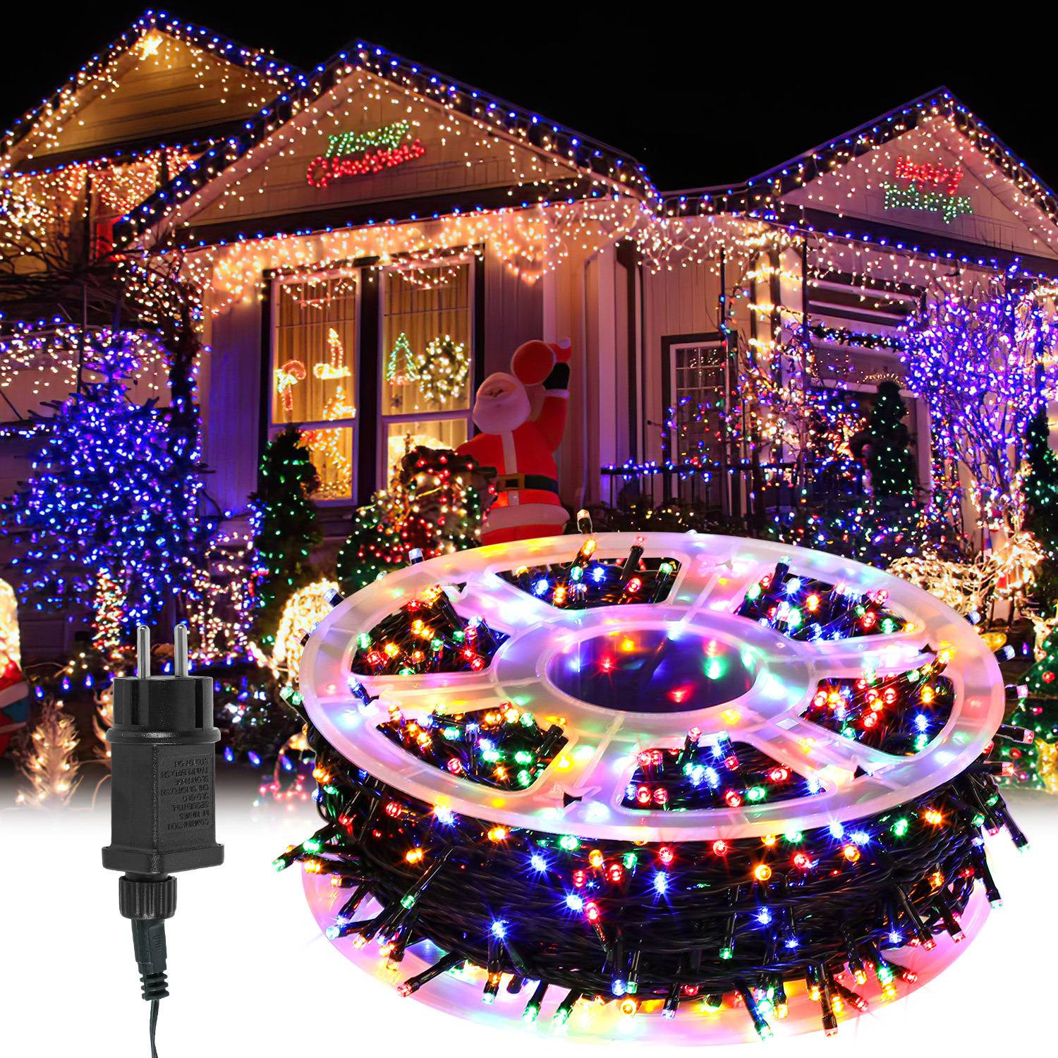 Aufgerollte mehrfarbige Weihnachtslicherkette mit Stecker, gezeigt vor einem mit hellen Weihnachtslichtern und einer Weihnachtsmannfigur dekorierten Haus.