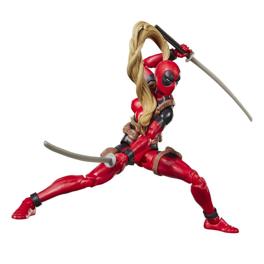 Deadpool-Actionfigur in dynamischer Spreizstellung, zwei Schwerter schwingend, mit großem blondem Zopf-Zubehör, das sich hinter ihm schlingt, auf weißem Hintergrund.