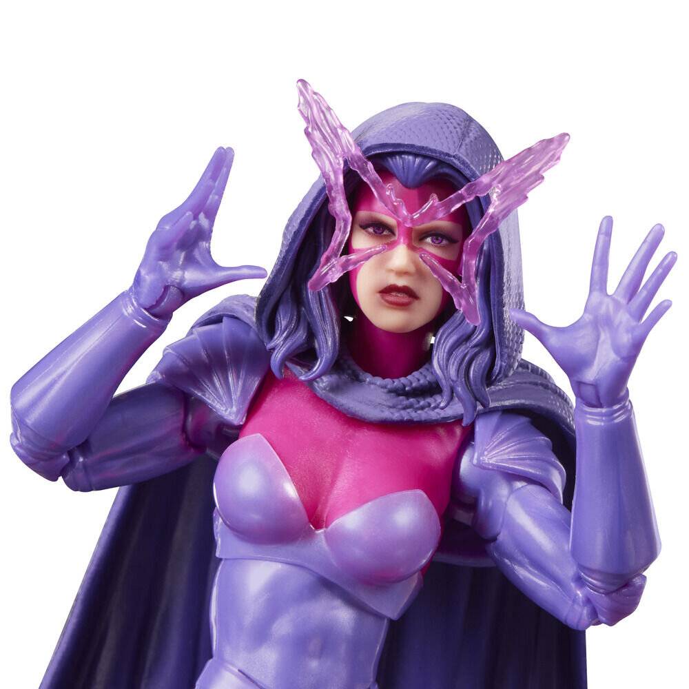 Weibliche Superhelden-Figur in Lila und Rosa mit Maske, beide Hände erhoben posiert, mit Kapuze und Umhang auf weißem Hintergrund.