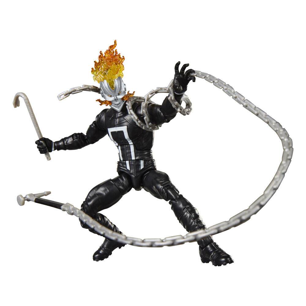 Actionfigur eines Charakters mit flammenschädel in schwarzem Anzug, posiert mit einer Kettenpeitsche und einem Haken vor weißem Hintergrund.