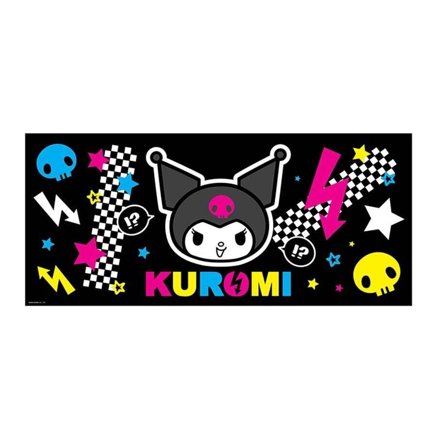 Kuromi Cartoon-Gesicht auf schwarzem Hintergrund mit bunten Sternen, Blitzbolzen, Schachbrett-Akzenten und dem Wort 'KUROMI' darunter.