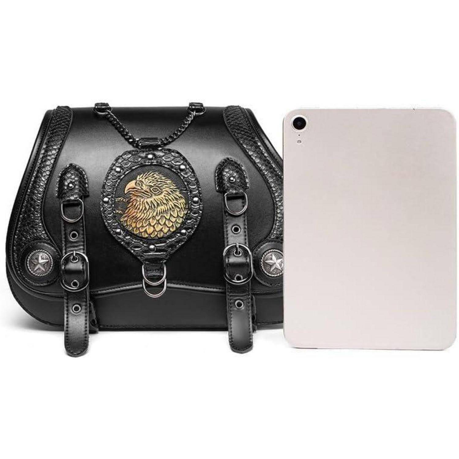 Schwarze Lederschultertasche mit verziertem Löwenwappen, neben einem Tablet zur Größenvergleich dargestellt.