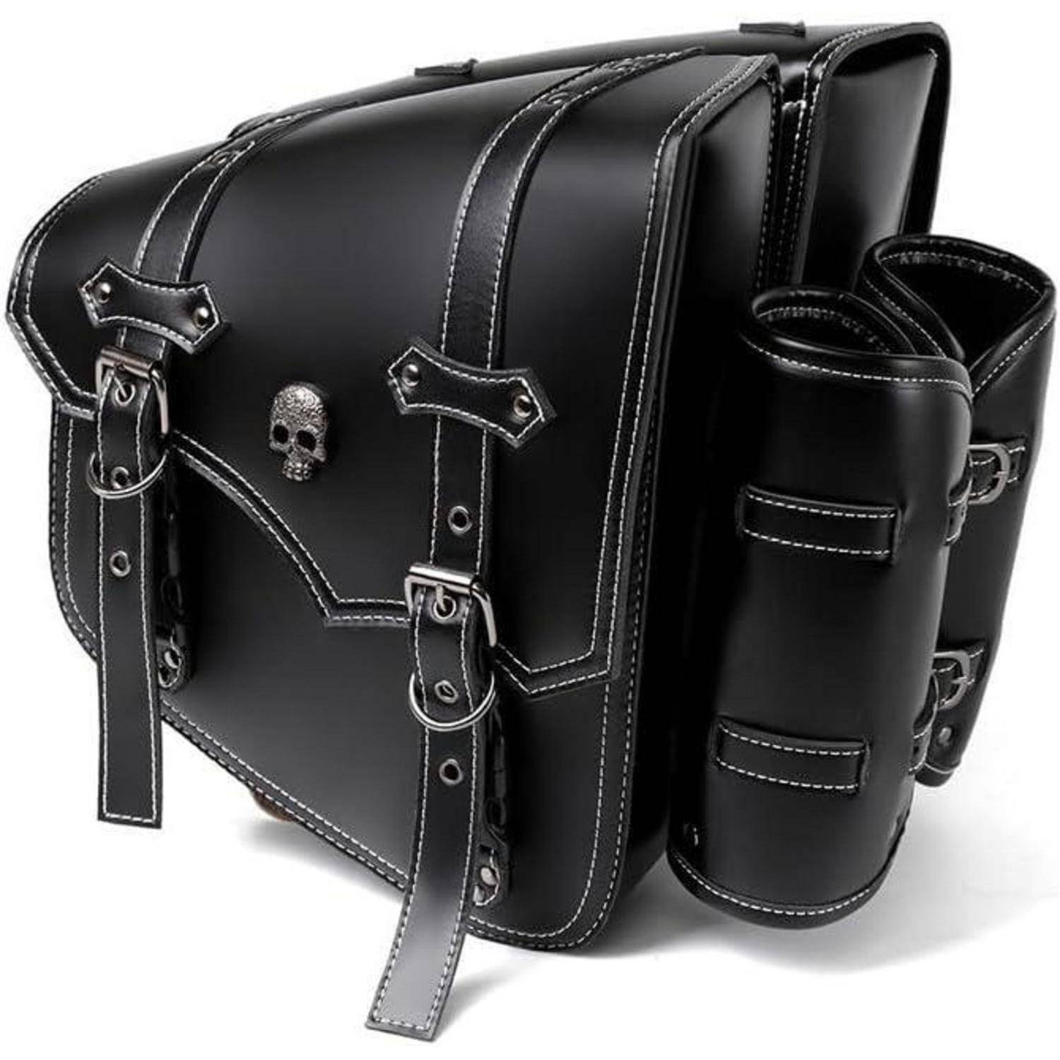 Schwarze Ledermotorrad-Satteltasche mit Totenkopfemblem, Schnallengurten und Seitentaschen auf weißem Hintergrund.