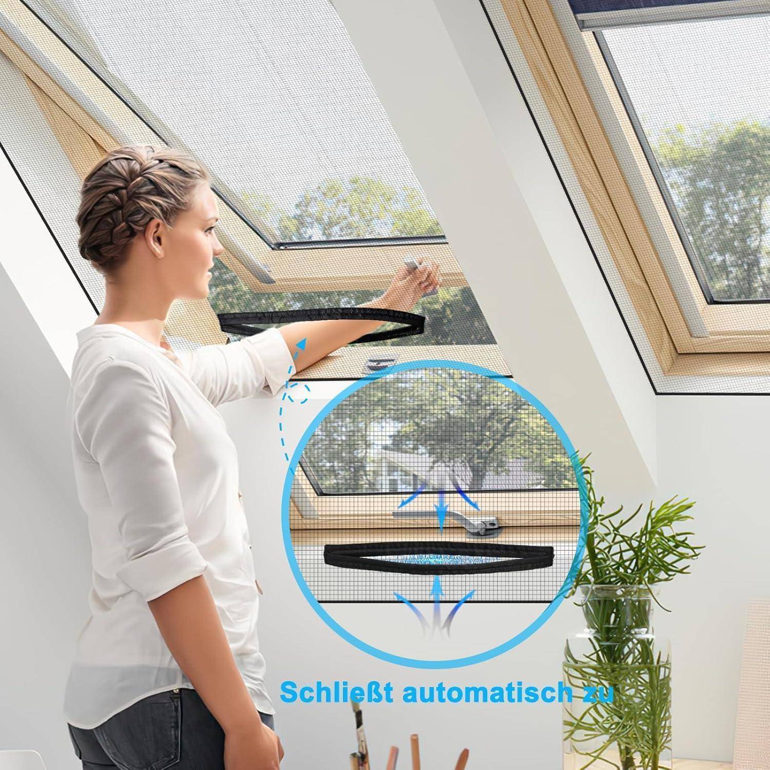 Frau schließt ein Dachflächenfenster mit einem ausfahrbaren Insektenschutzgitter; die Einfügung zeigt, wie sich das Gitter in den Rahmen einfügt, mit deutschem Text "Schließt automatisch zu"".