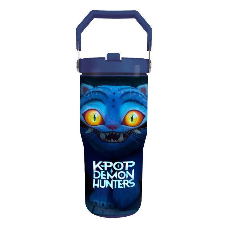 Blaue Flasche oder Becher mit Griff, mit einem katzenähnlichen Dämonenmgesicht und dem Text „KPOP DEMON HUNTERS