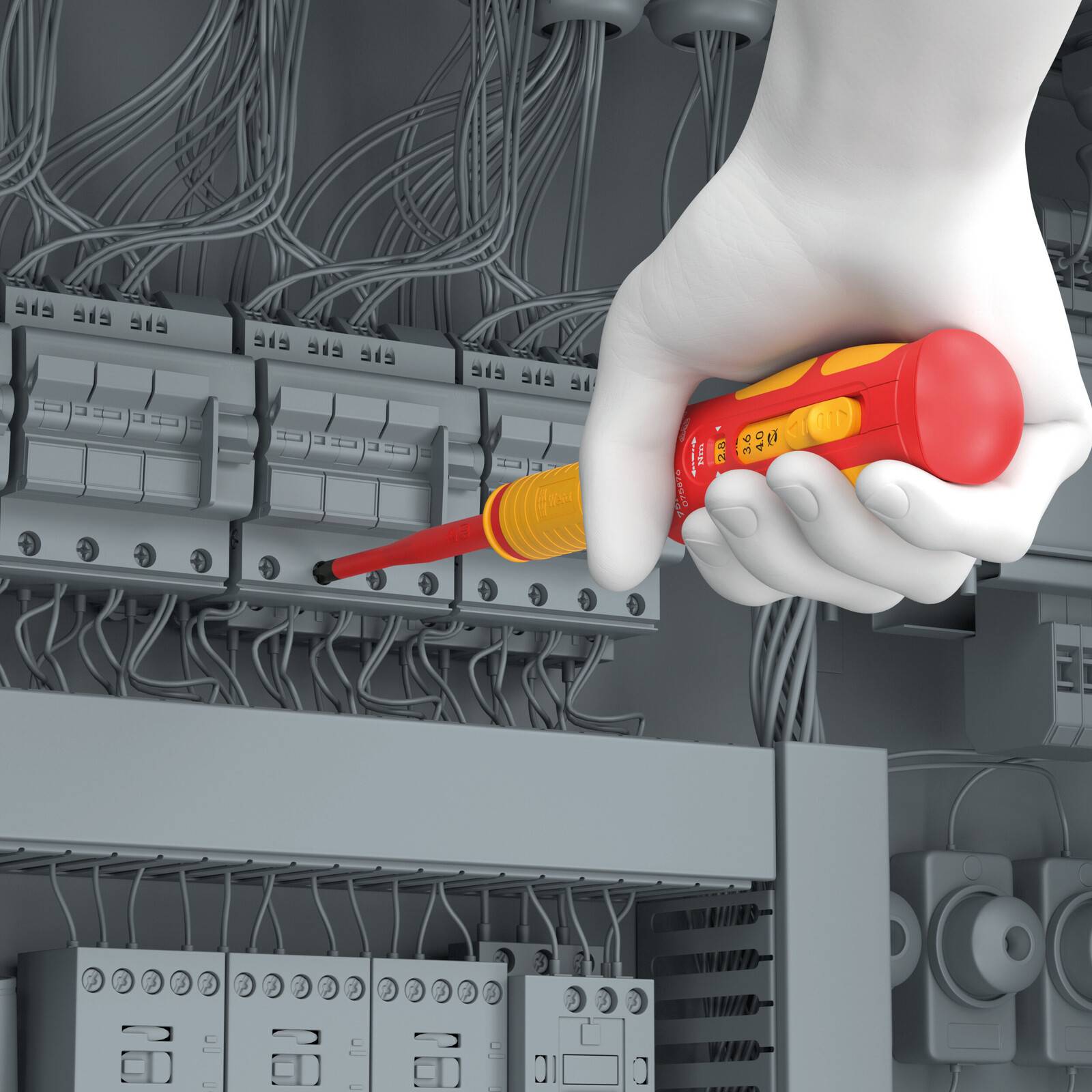 Behandschuhte Hand testet einen elektrischen Leistungsschalter in einem Schrank mit einem Spannungsprüfer im Inneren eines Verdrahtungsschranks.