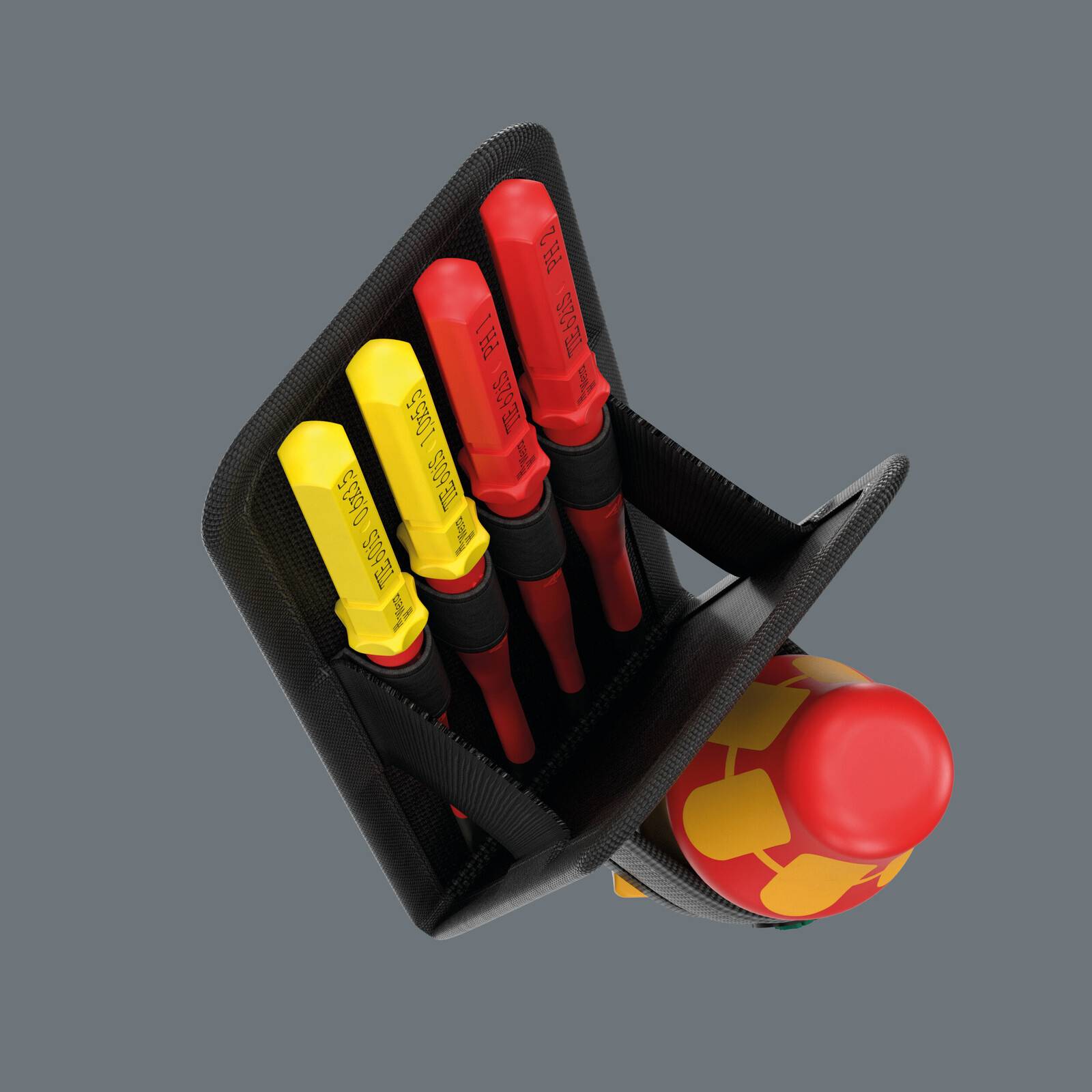 Draufsicht auf ein schwarzes Holster mit vier isolierten Schraubenziehern mit gelben und roten Griffen auf einem rot-gelben Schutzhelm vor grauem Hintergrund.