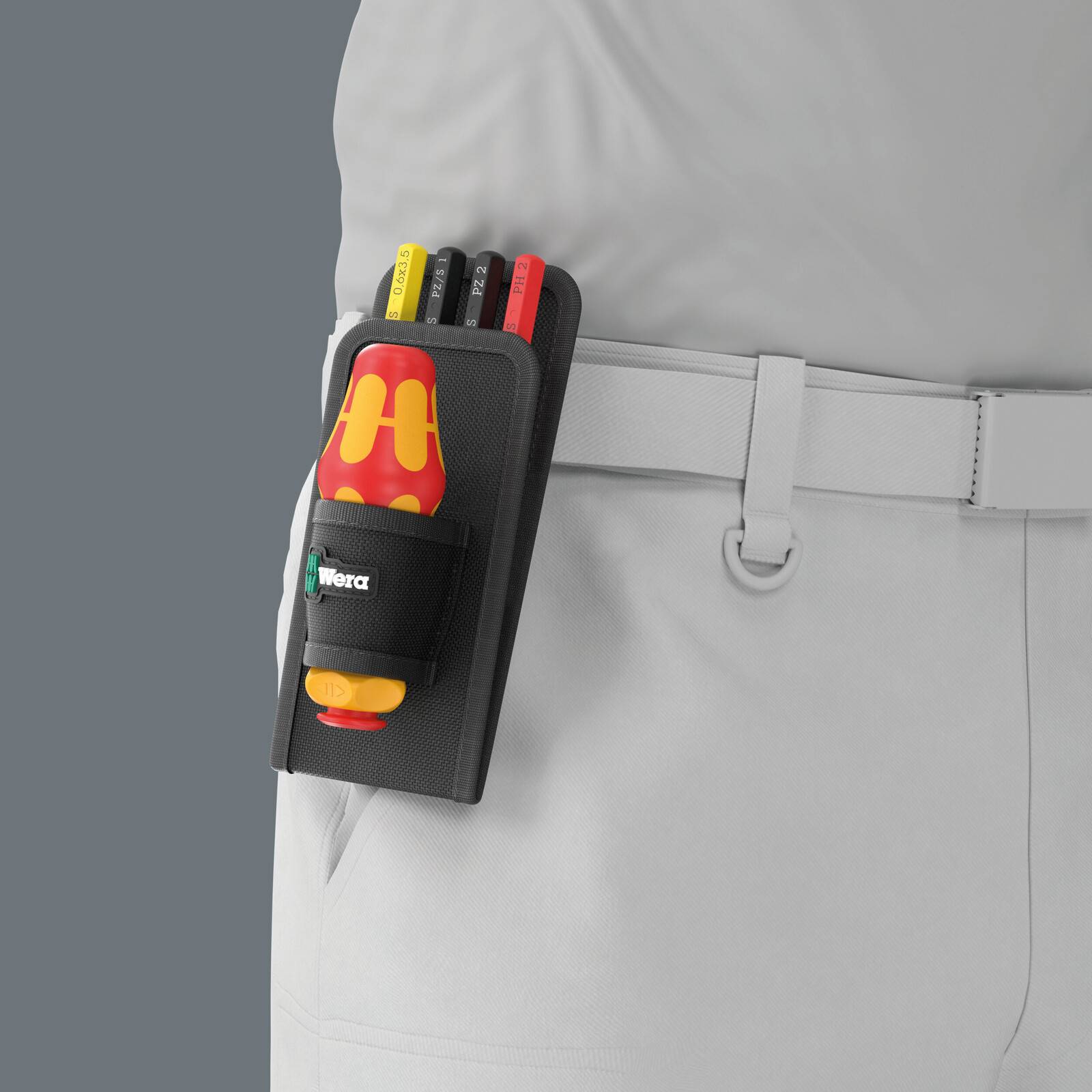 Werkzeugtasche, die an einem weißen Gürtel befestigt ist und einen rot-gelben Wera-Schraubendreher sowie mehrere Marker oder Stifte enthält.