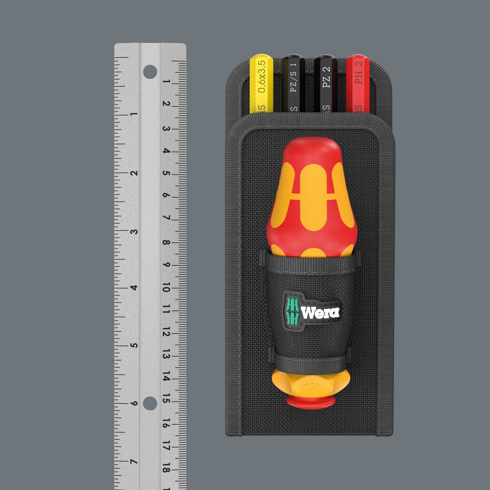 Isolierter Wera-Schraubendreher in einer schwarzen Werkzeugtasche, neben einem Stahllineal, das zeigt, dass seine Länge etwa 18 cm beträgt.