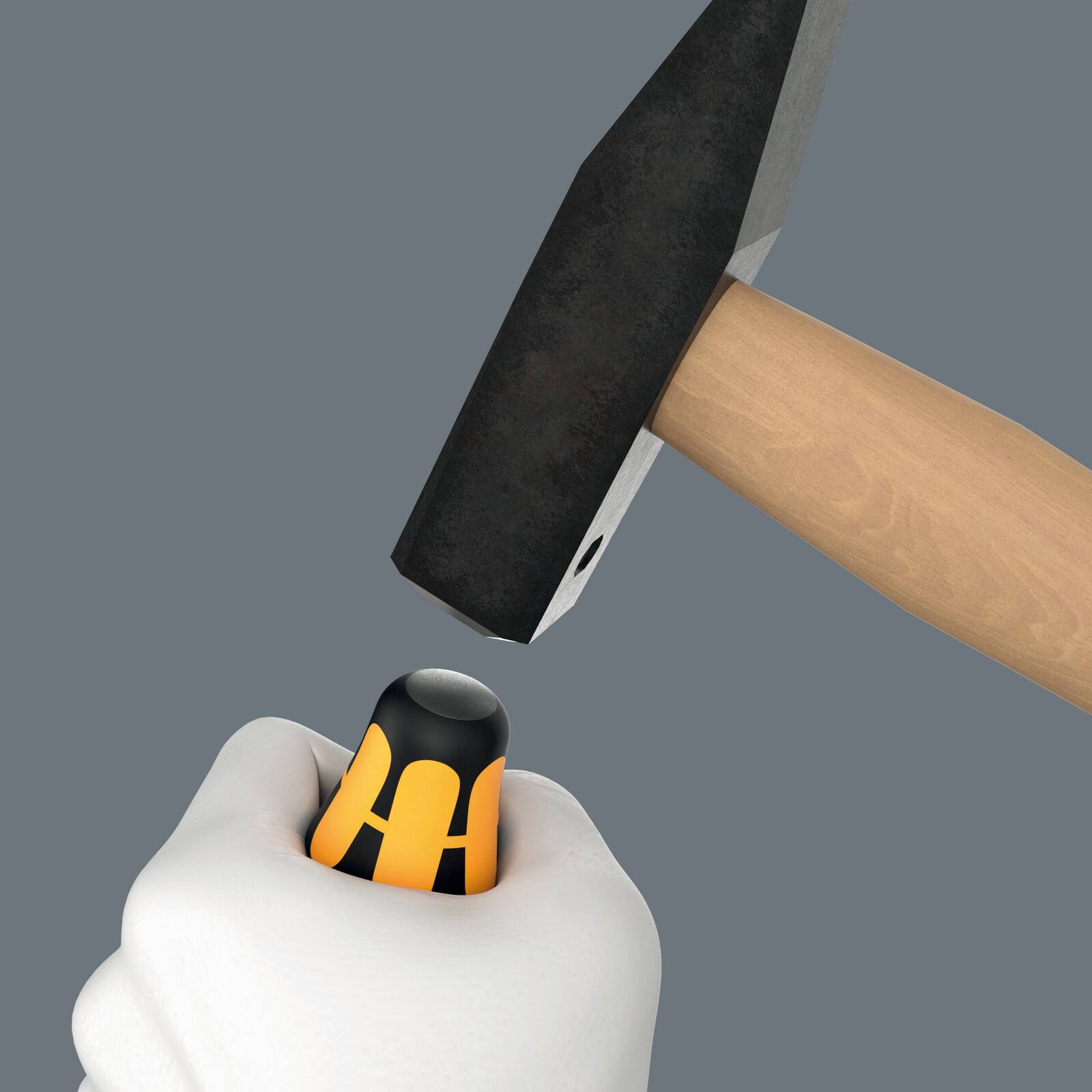 Ein Hammer, der kurz davor ist, auf eine weiß behandschuhte Hand zu schlagen, die eine schwarz-orange Reißzwecke gegen einen grauen Hintergrund hält.