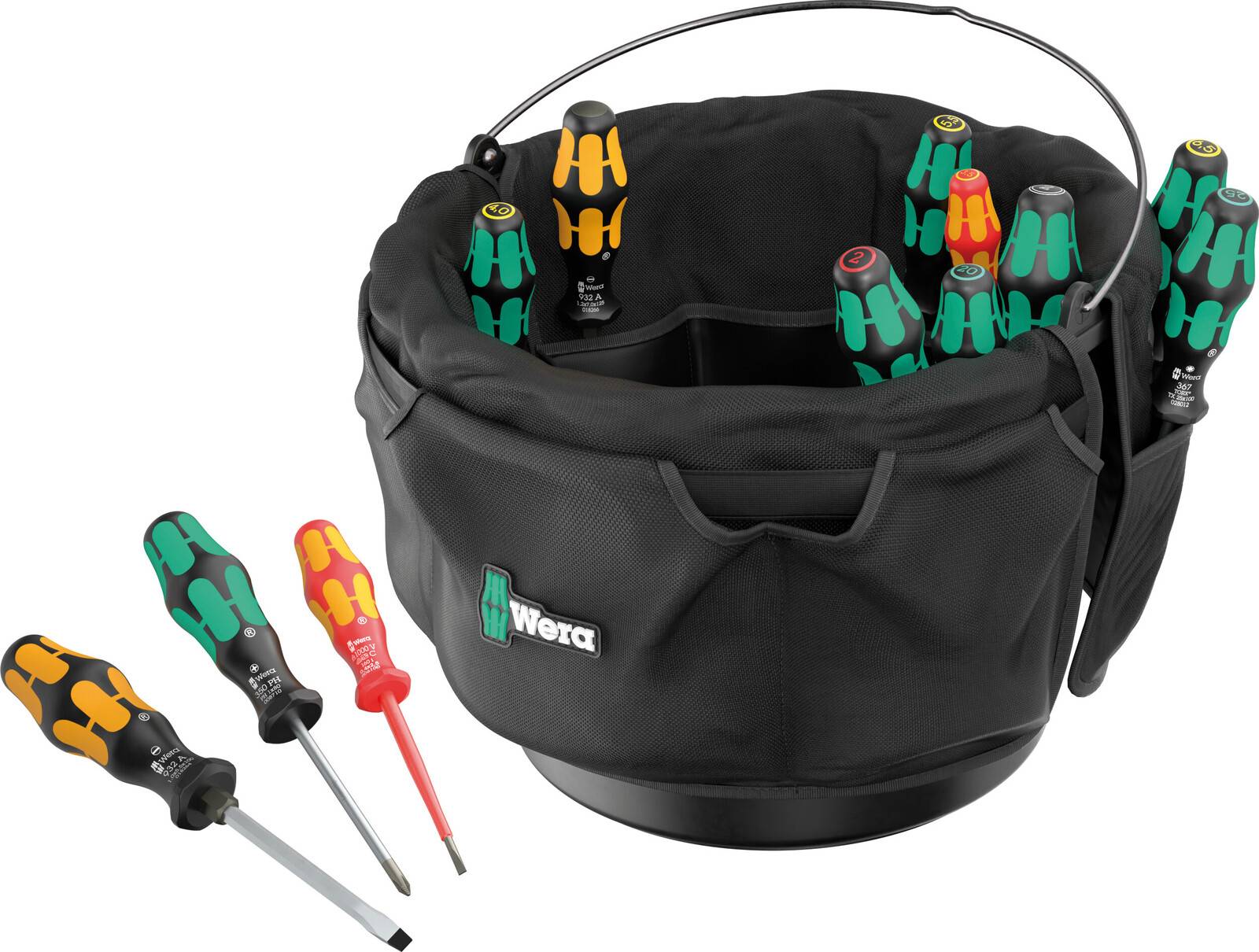 Schwarze Wera-Werkzeugtasche gefüllt mit verschiedenen Schraubendrehern, mit drei Schraubendrehern, die auf weißem Hintergrund vorne ausgelegt sind.