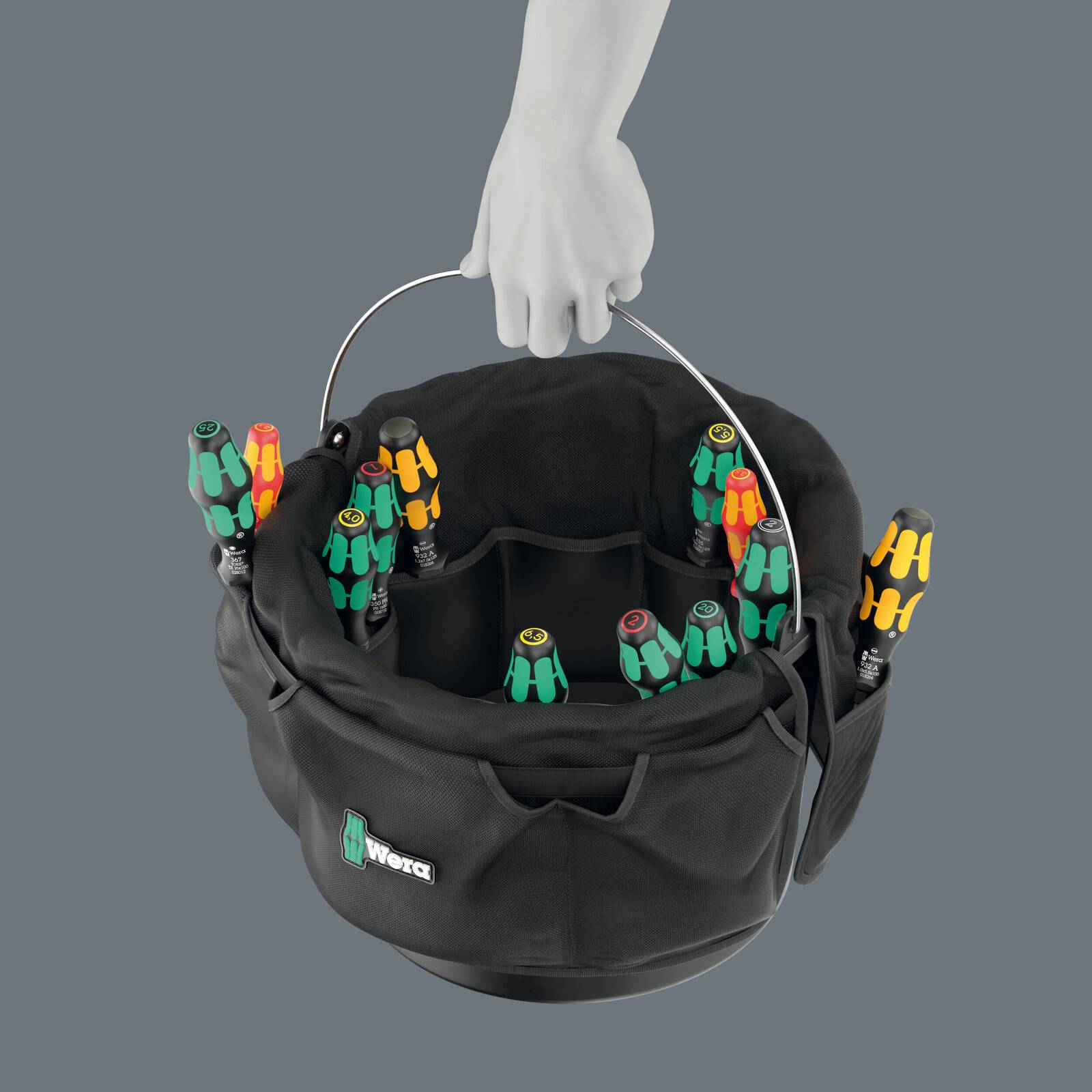 Eine weiße Schaufensterpuppen-Hand hält eine schwarze Werkzeugtasche, die mit farbigen Schraubendrehern gefüllt ist, vor einem grauen Hintergrund.