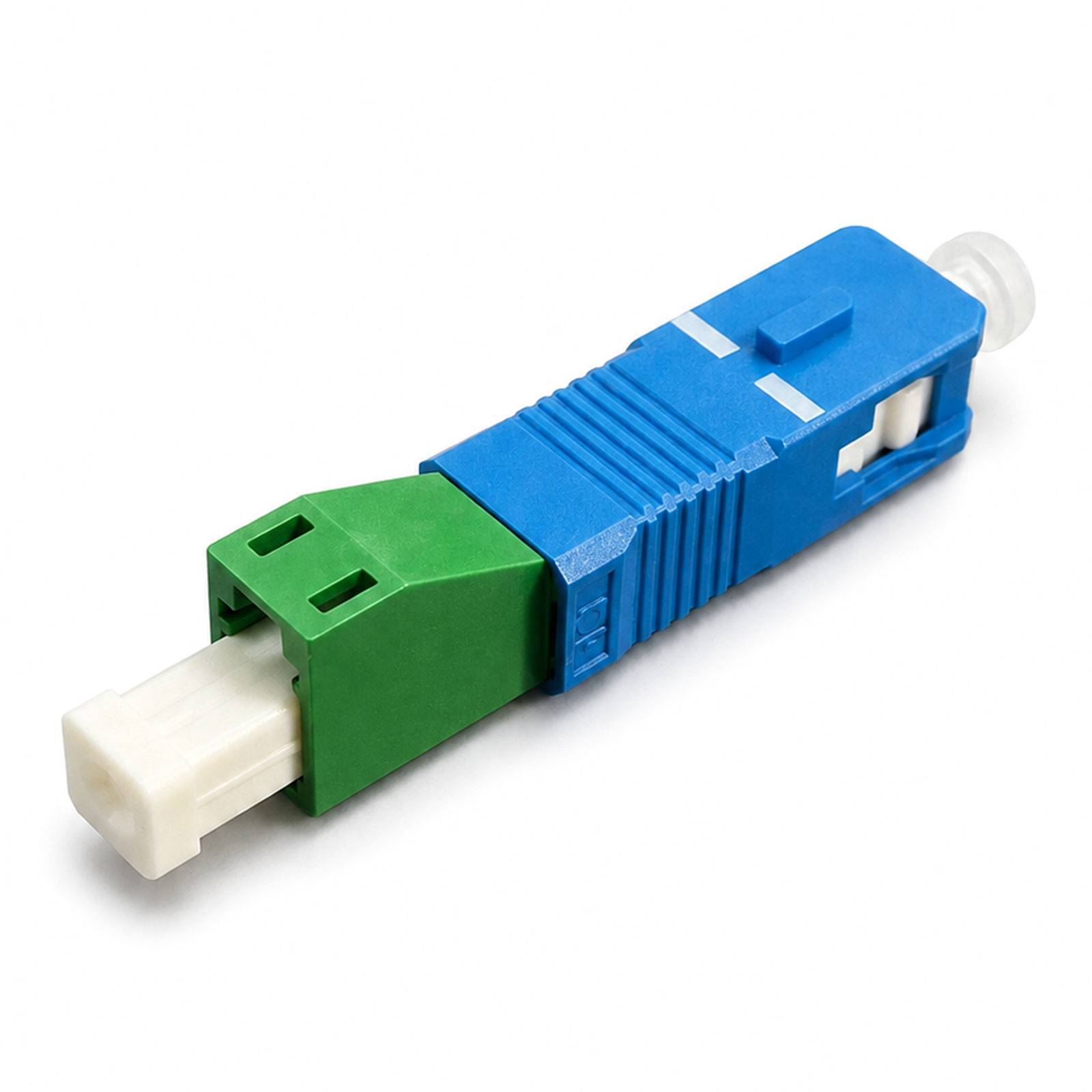 Nahaufnahme eines blau-grünen Glasfasersteckers mit weißem Stecker, gezeigt auf einfachem weißem Hintergrund.