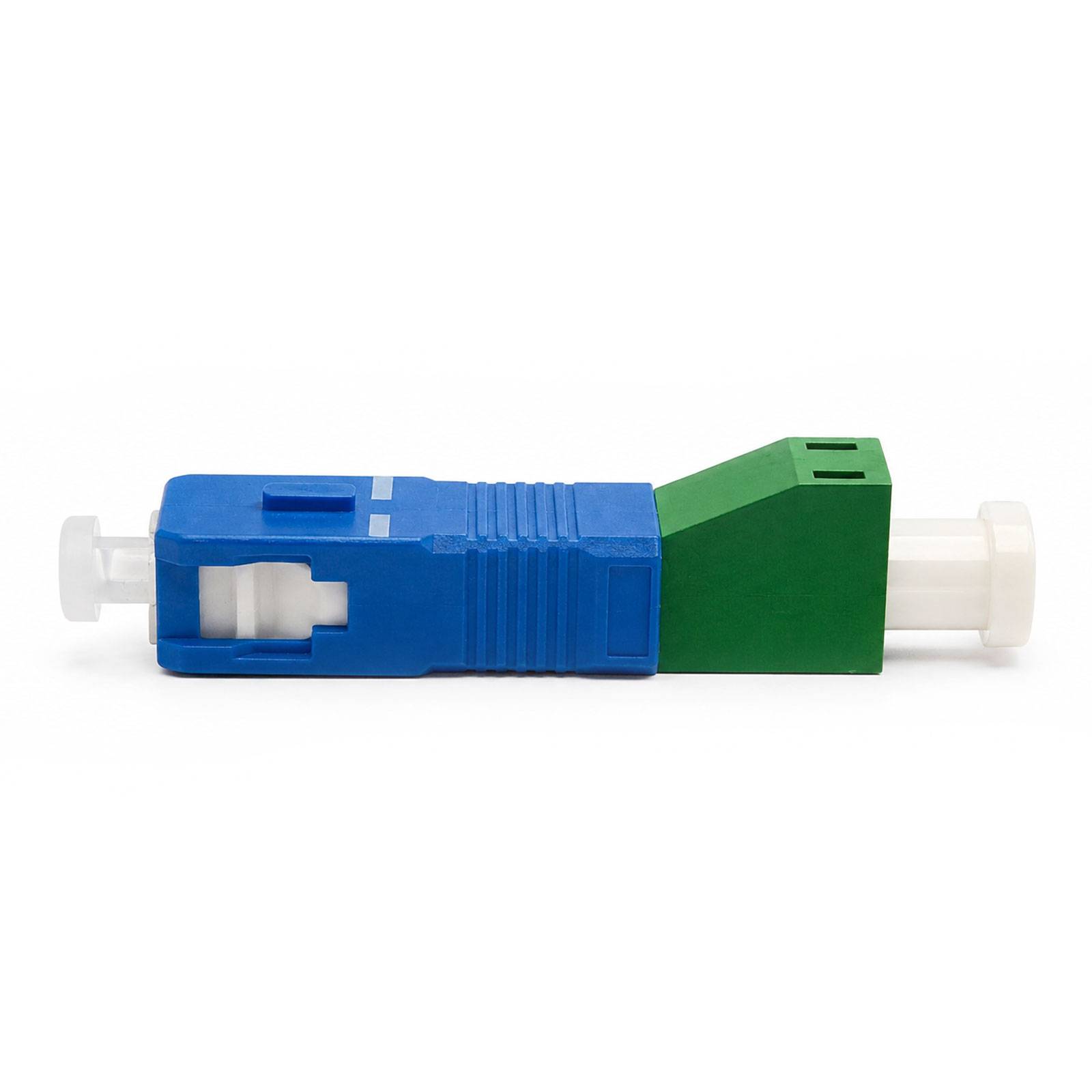 Blauer und grüner Glasfaser-Adapter-Stecker mit weißen Enden, isoliert auf weißem Hintergrund.