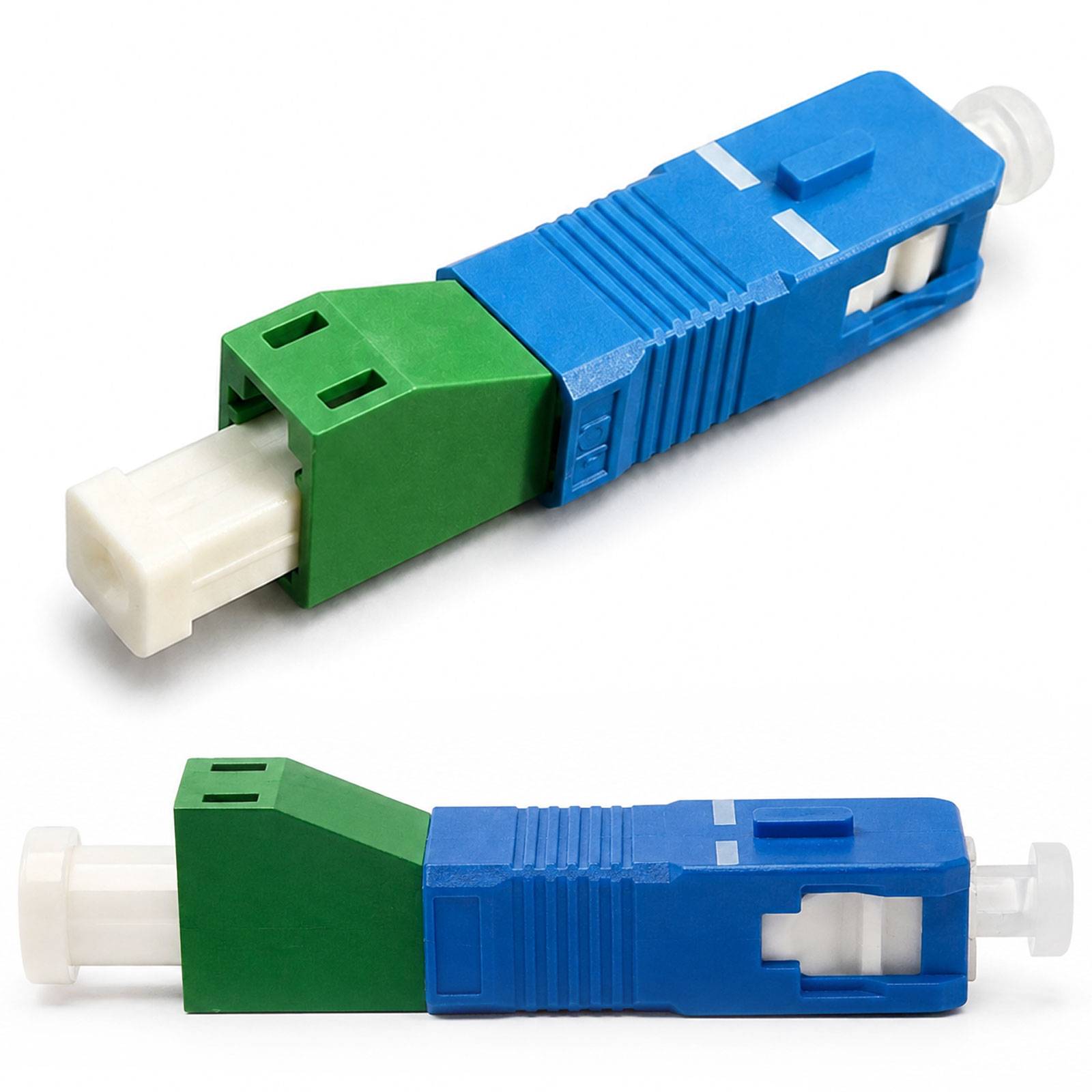 Zwei Ansichten eines blaugrünen Lichtwellenleiterstecker-Adapters auf weißem Hintergrund mit Schutzkappe an beiden Enden.