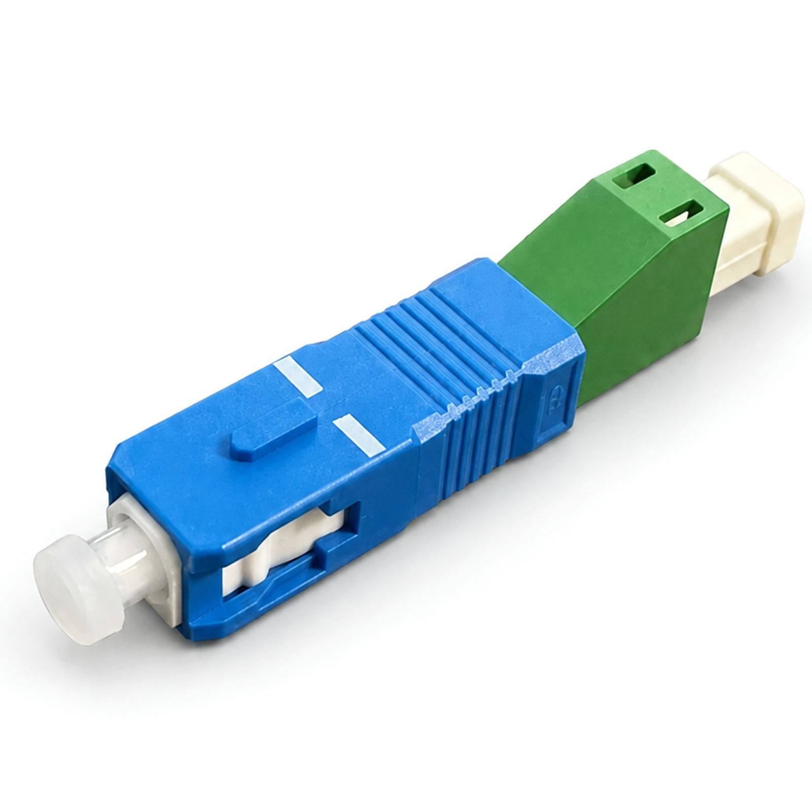 Blauer und grüner Lichtwellenleiter-Steckeradapter auf weißem Hintergrund.