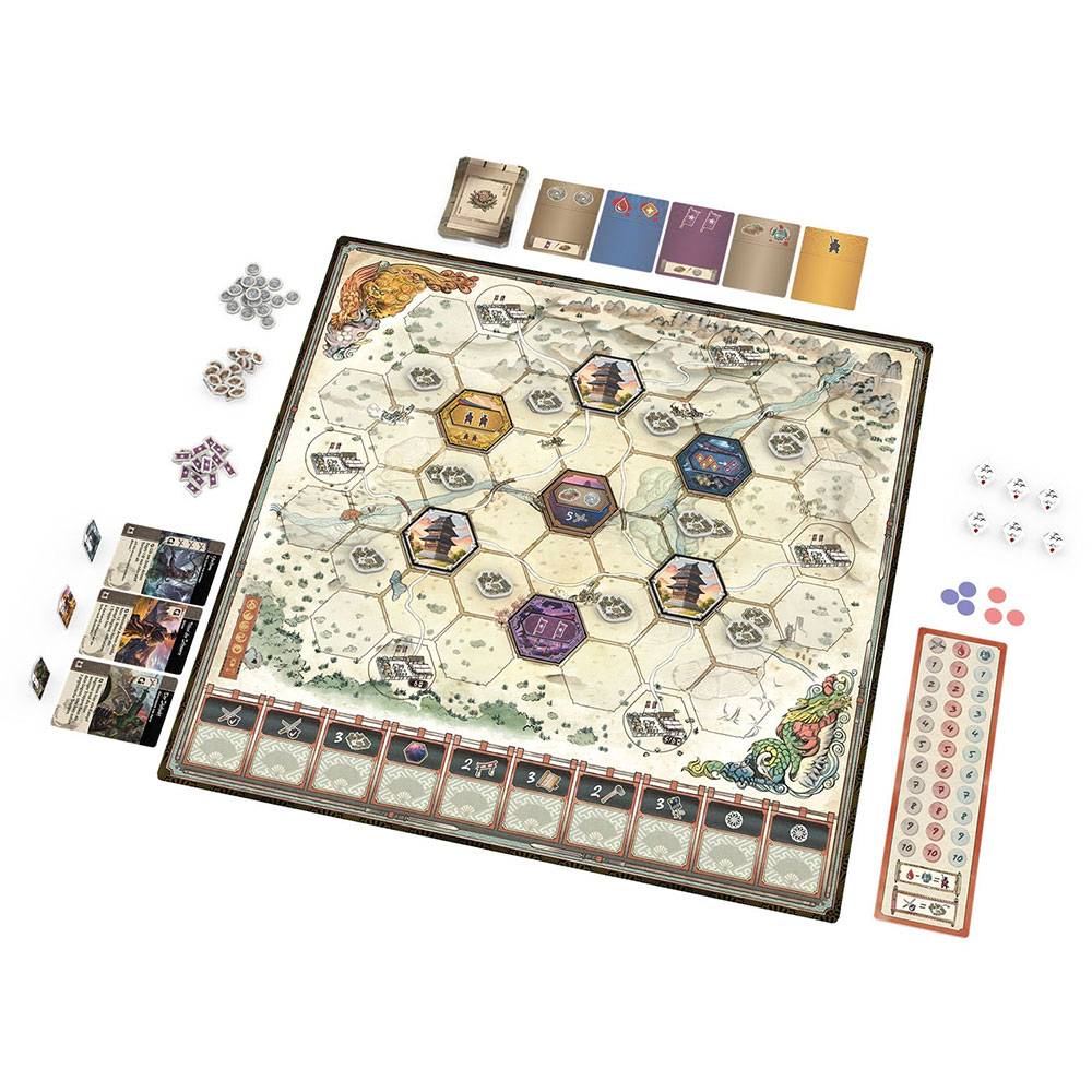 Ein Fantasystrategiebreitspiel-Setup mit einer Hexfeld-Spielbrett, Spielerkarten, Spielsteinen, Würfeln und Markierungen darum angeordnet.