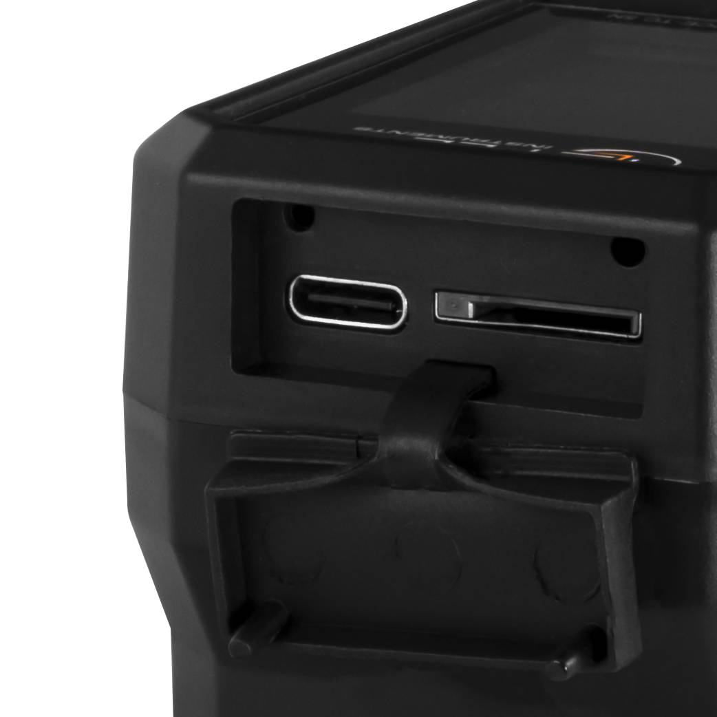 Nahaufnahme eines schwarzen elektronischen Geräts mit USB-C-Anschluss, Kartenschacht und scharniertem Schutzdeckel.