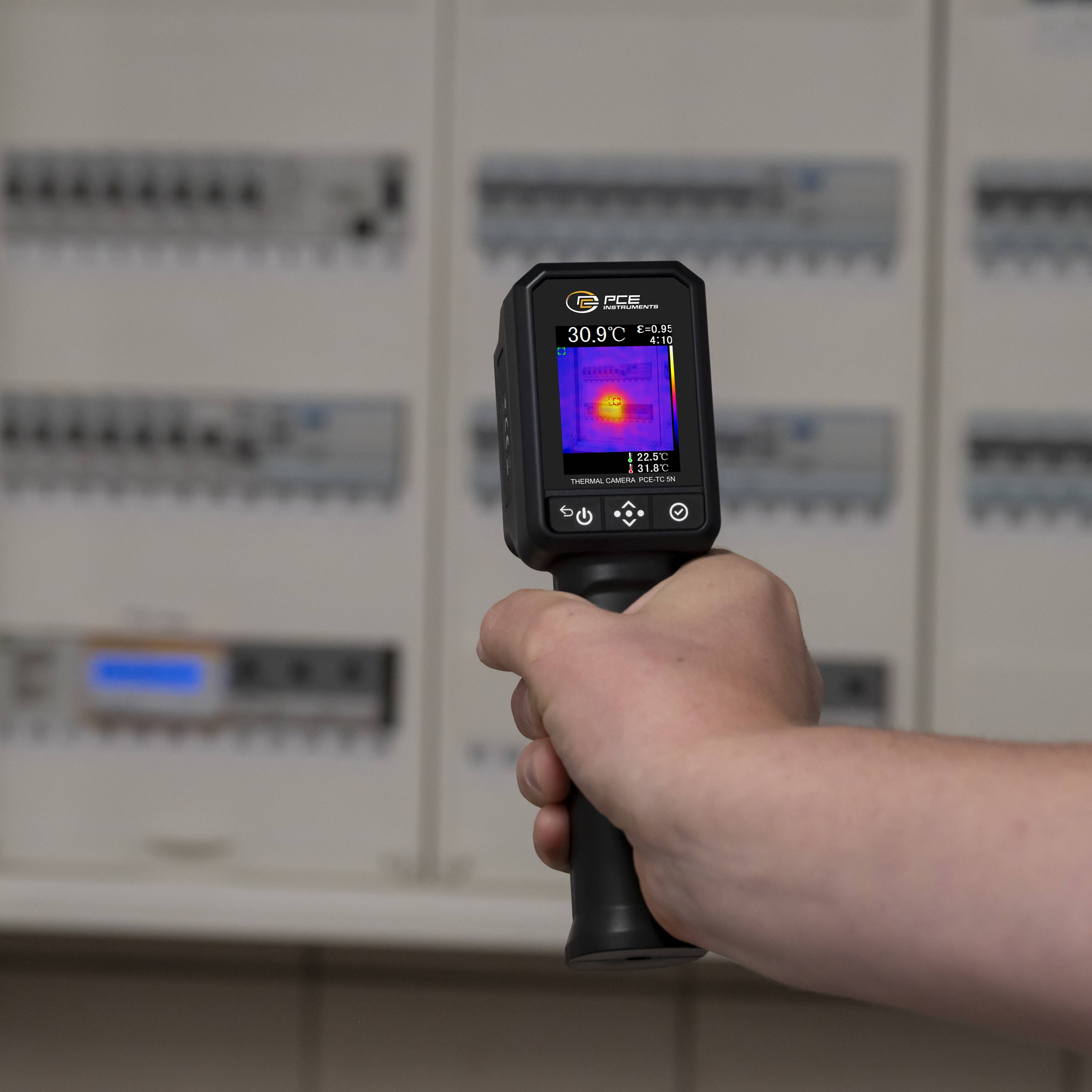 Tragbare Wärmekamera, die eine Wärmekarte eines Elektrikverteilers anzeigt und zur Erkennung von Temperatur-Hotspots verwendet wird.