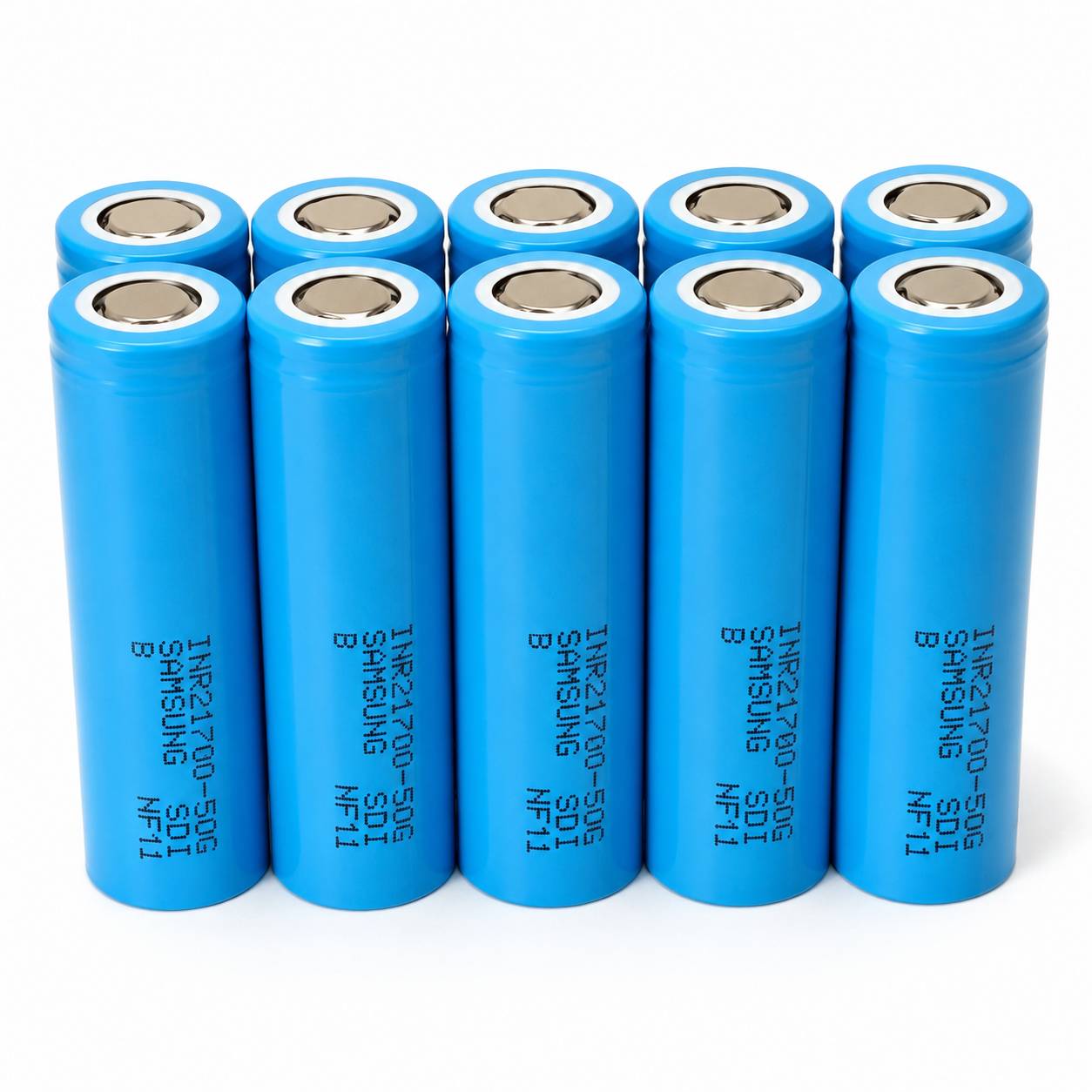 Reihe von zehn blauen Samsung INR21700-50G Lithium-Ionen-Akkus, aufrecht auf weißem Hintergrund stehend.