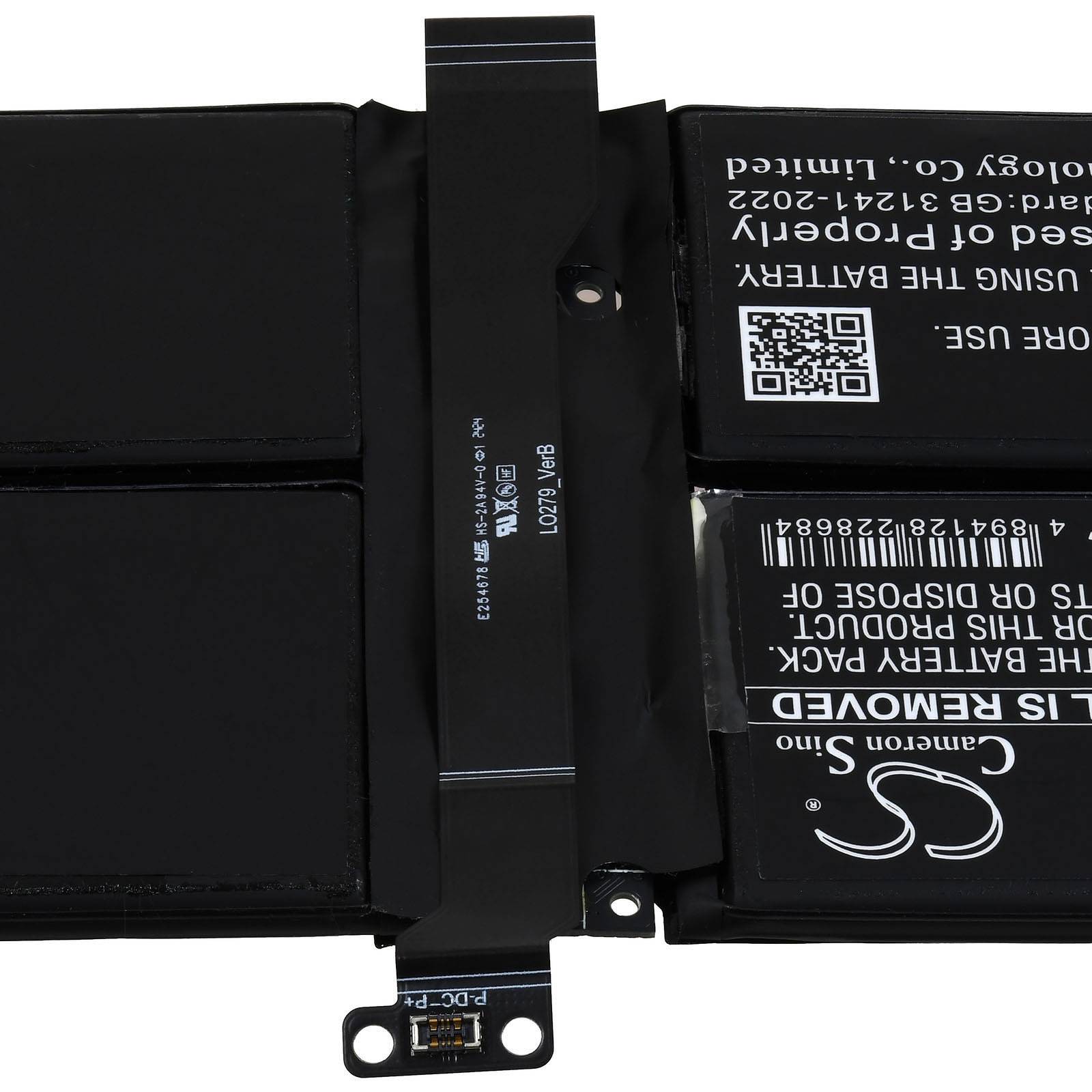 Schwarze Batteriepacks-Baugruppe mit angeschlossenen Zellmodulen und zentralem Streifen; Produktetikett und QR-Code auf einer Seite sichtbar.