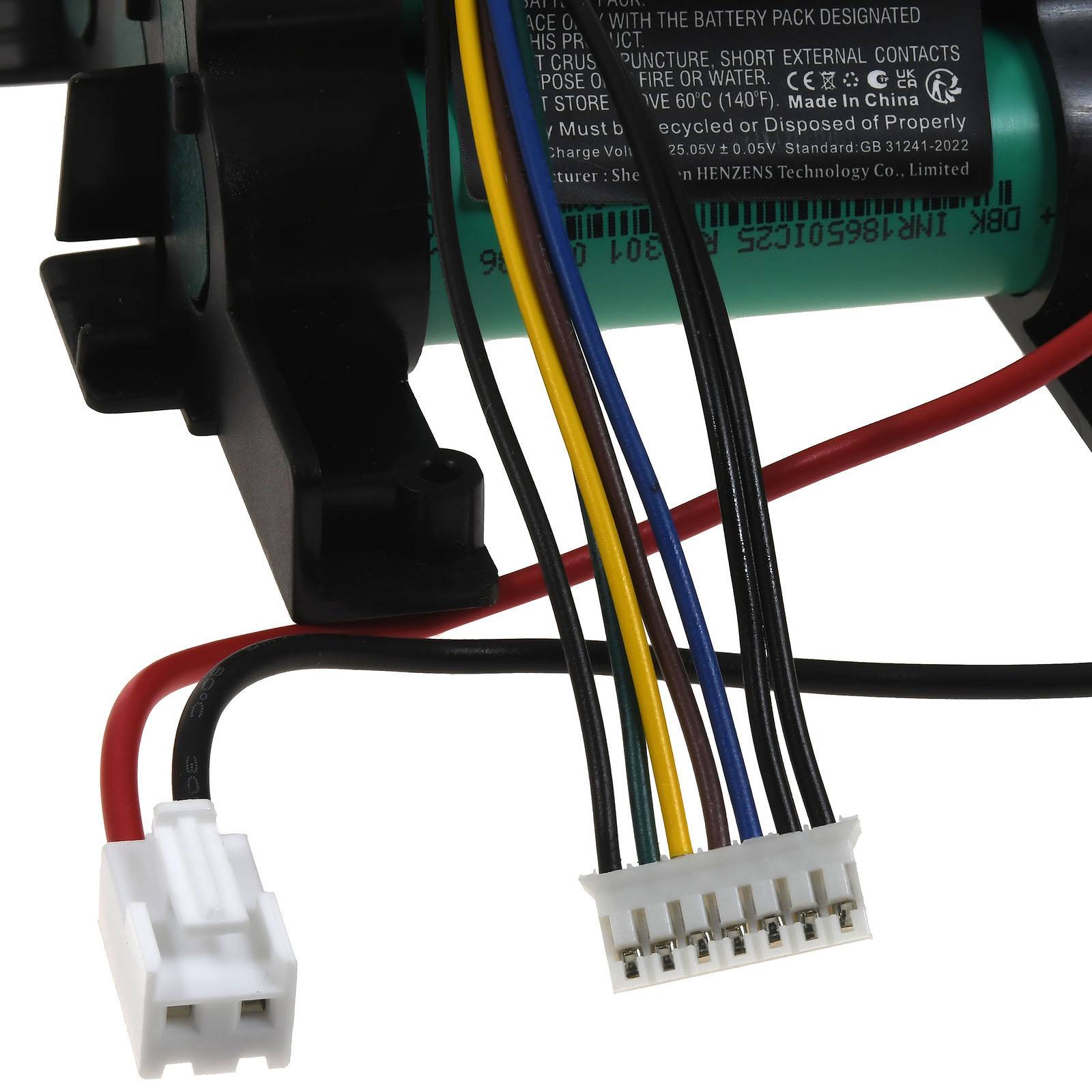 Batteriepack mit angefügtem Kabelbaum und weißen Steckverbindern, zeigt eine aufladbare zylindrische Batteriebaugruppe auf weißem Hintergrund.