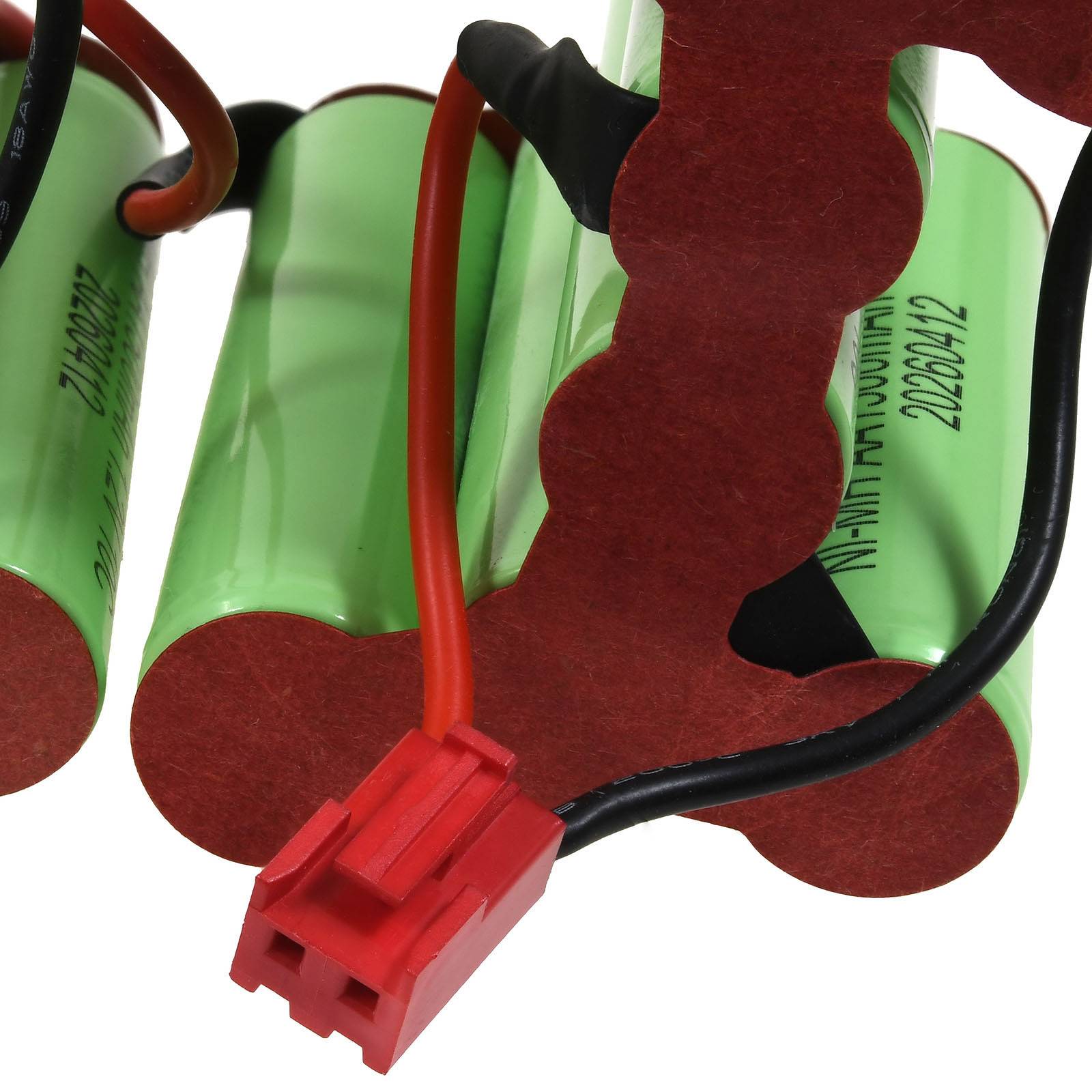 Nahaufnahme eines roten Batteriesteckers, der an mehreren grünen zylindrischen Batteriezellen mit roten und schwarzen Kabeln angebracht ist.