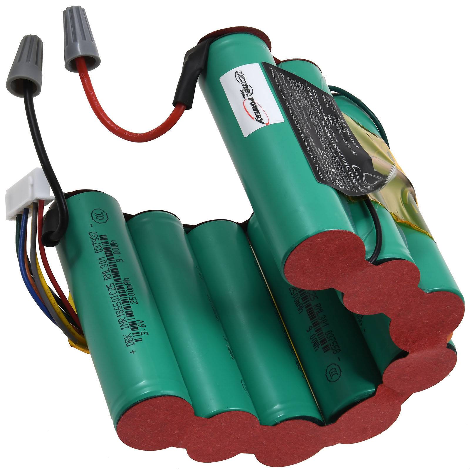Grünes wiederaufladbares Batteriepaket mit verbundenen roten und schwarzen Drähten und grauen Anschlüssen auf weißem Hintergrund.