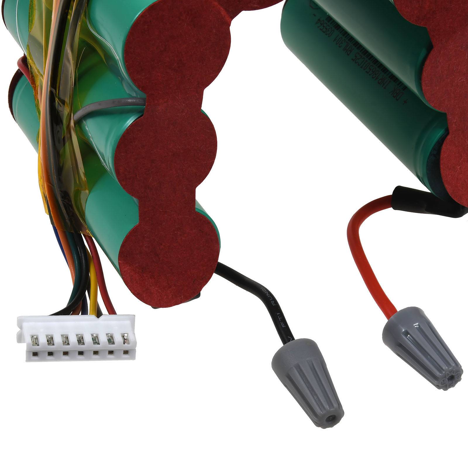 Nahaufnahme eines verdrahteten Akkupacks mit grün schrumpffolien-ummantelten Zellen, einem weißen Stecker und schwarzen und roten Anschlussleitungen mit Verdrehklemmen.