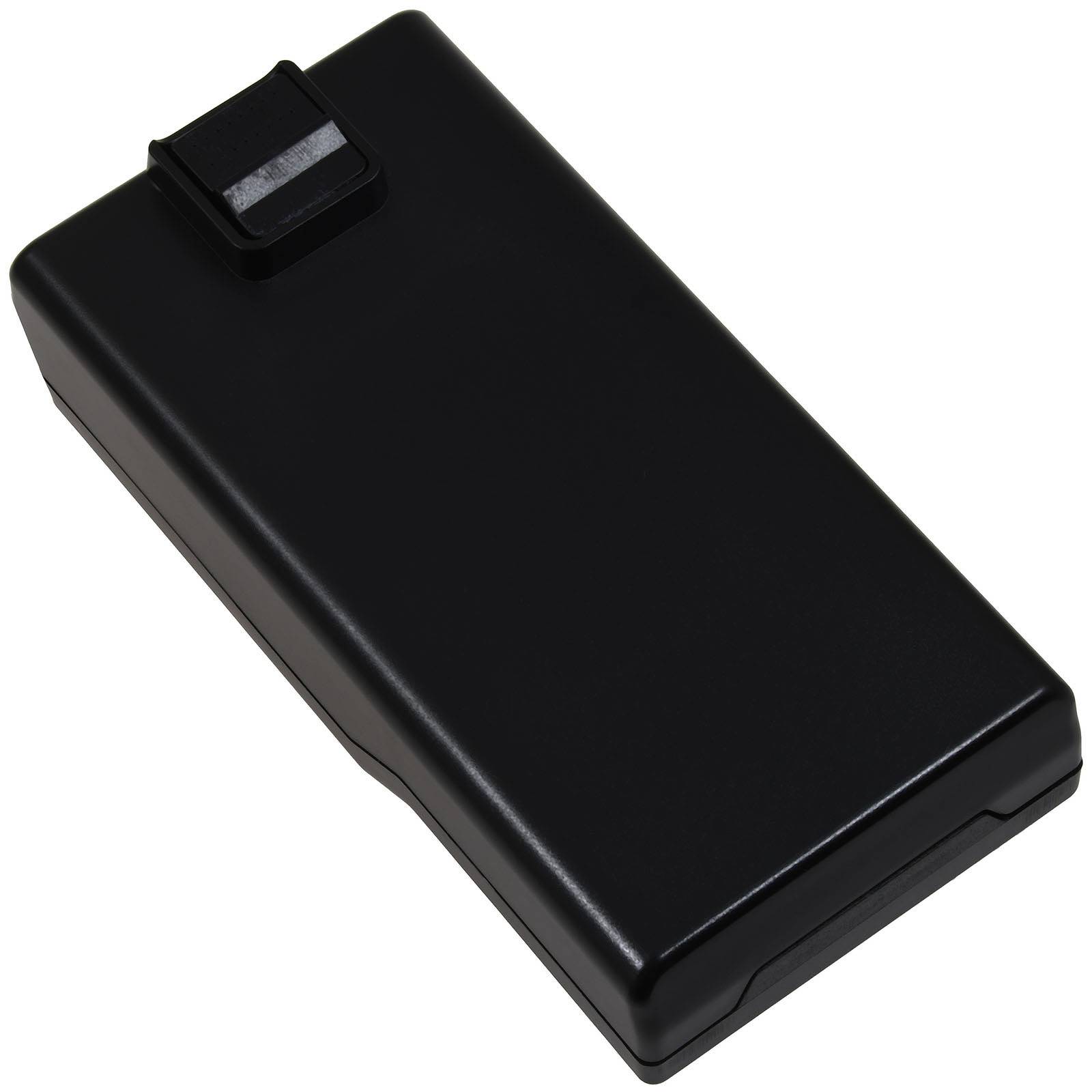 Schwarzes rechteckiges Kunststoff-Batteriepaket mit einem Clip oben, isoliert auf weißem Hintergrund dargestellt.