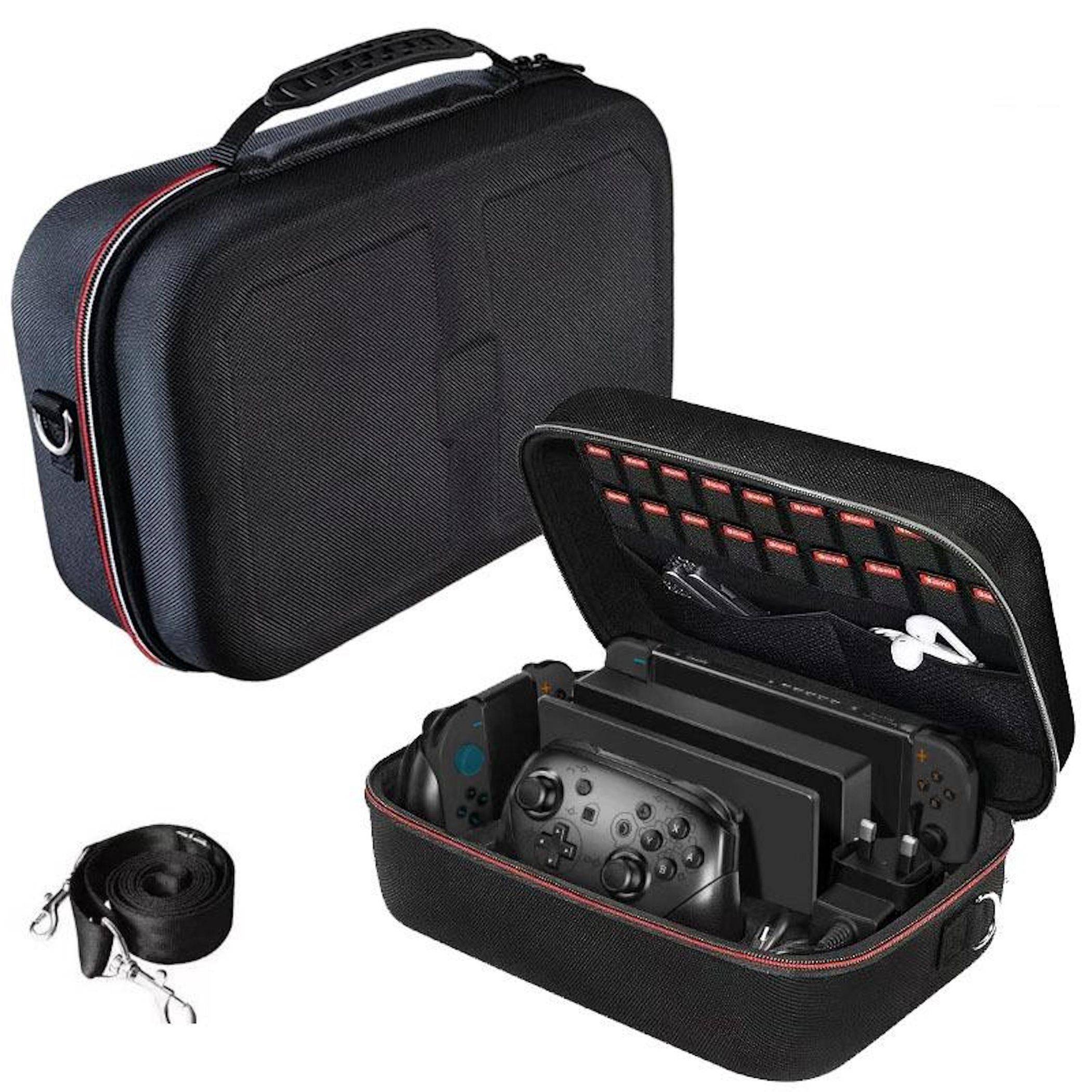 Schwarze Hardcase und offener Reiseorganizer mit Schultergurt, der eine Nintendo Switch-Konsole, Controller, Dockingstation, Kabel und Zubehör enthält.