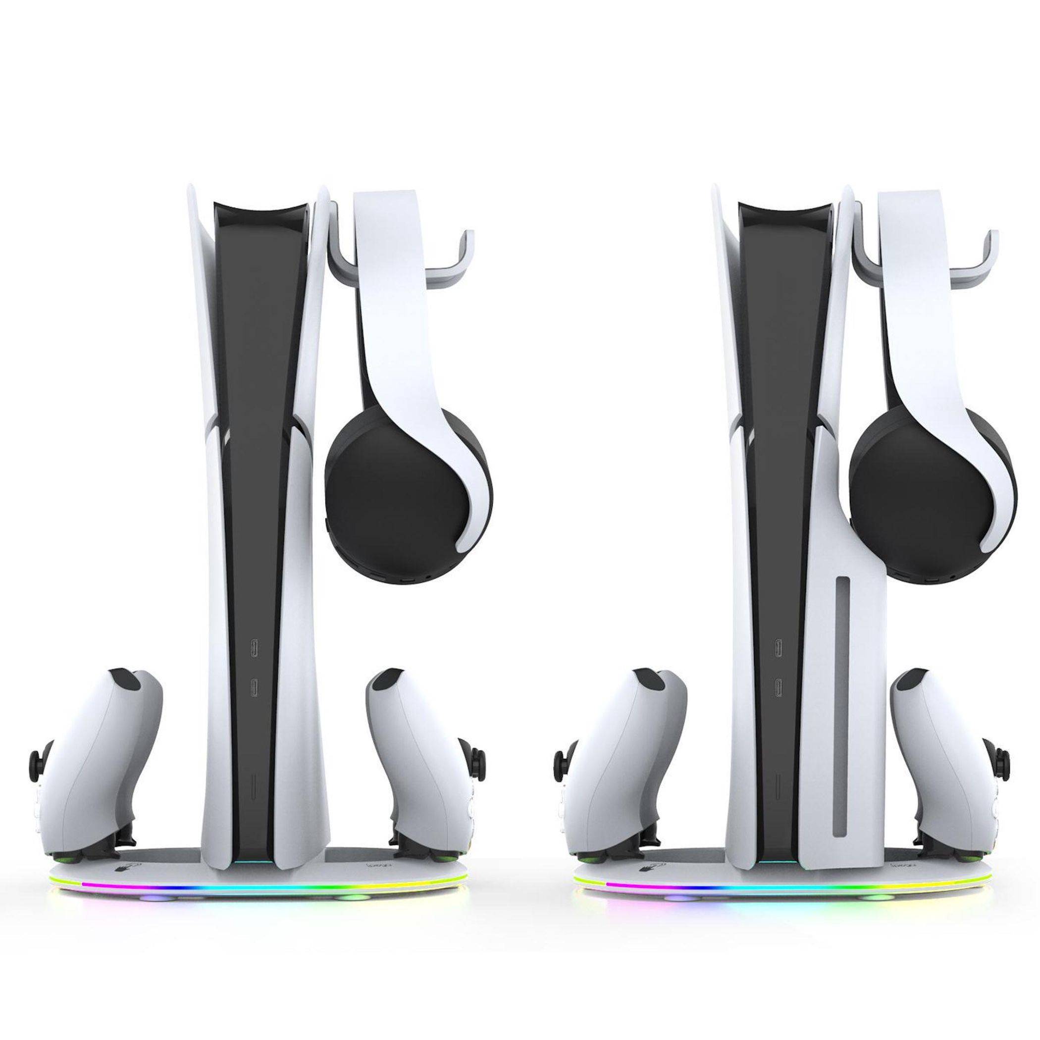 Vorder- und Rückansicht einer schwarz-weißen PlayStation 5-Konsole auf einer Lade-/Displaybasis, mit einem daneben hängenden Headset.
