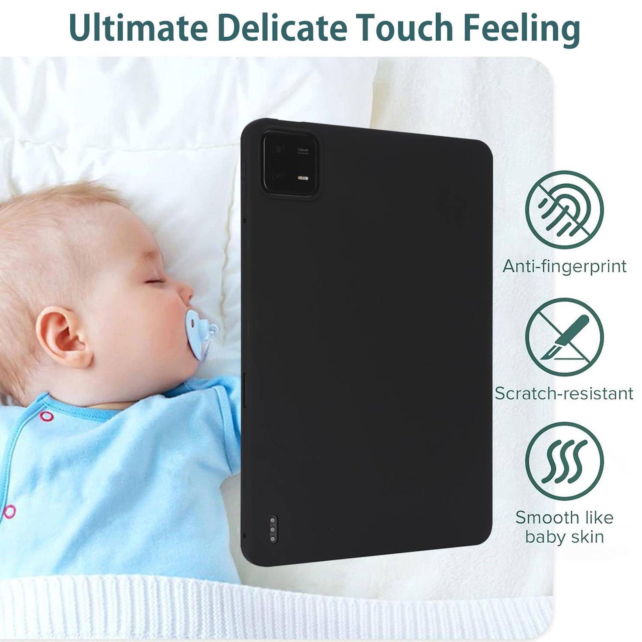 Schwarze Handyhülle neben schlafendem Baby, mit Text „Ultimate Delicate Touch Feeling