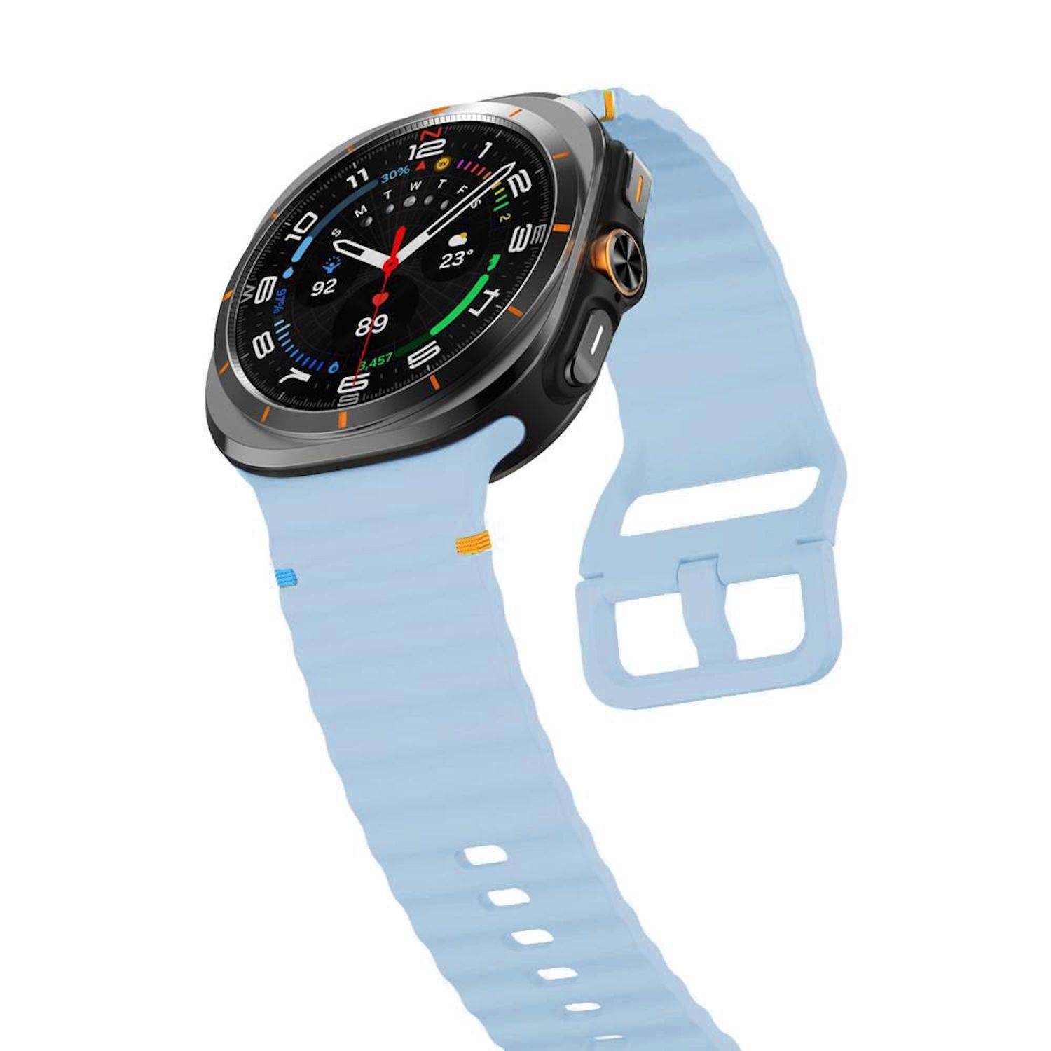 Schwarze runde Smartwatch mit hellblauem Silikonarmband, isoliert auf weißem Hintergrund dargestellt.