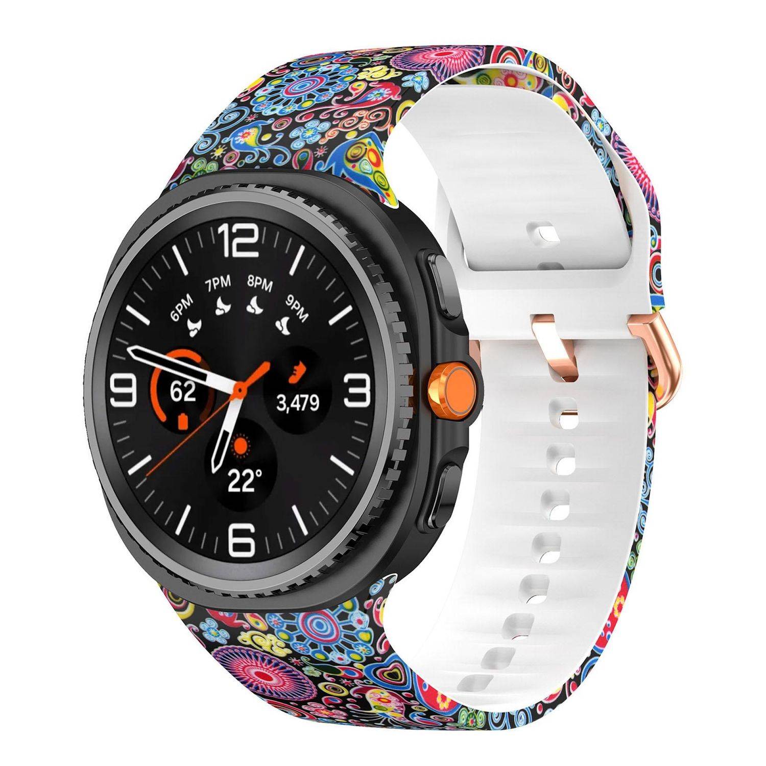Bunte gemusterte Smartwatch mit schwarzem rundem Zifferblatt, orangefarbener Akzenttaste und weiß-farbenem Silikonarmband, in Schrägansicht dargestellt.