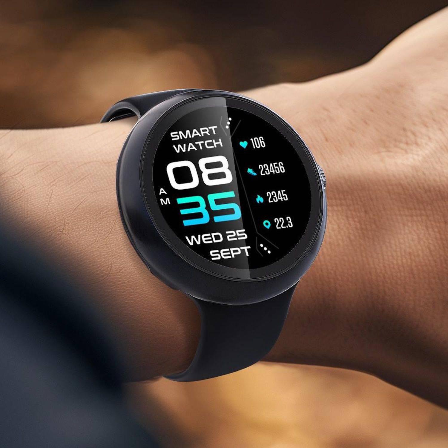 Schwarze Smartwatch am Handgelenk, zeigt ein digitales Display mit „SMART WATCH