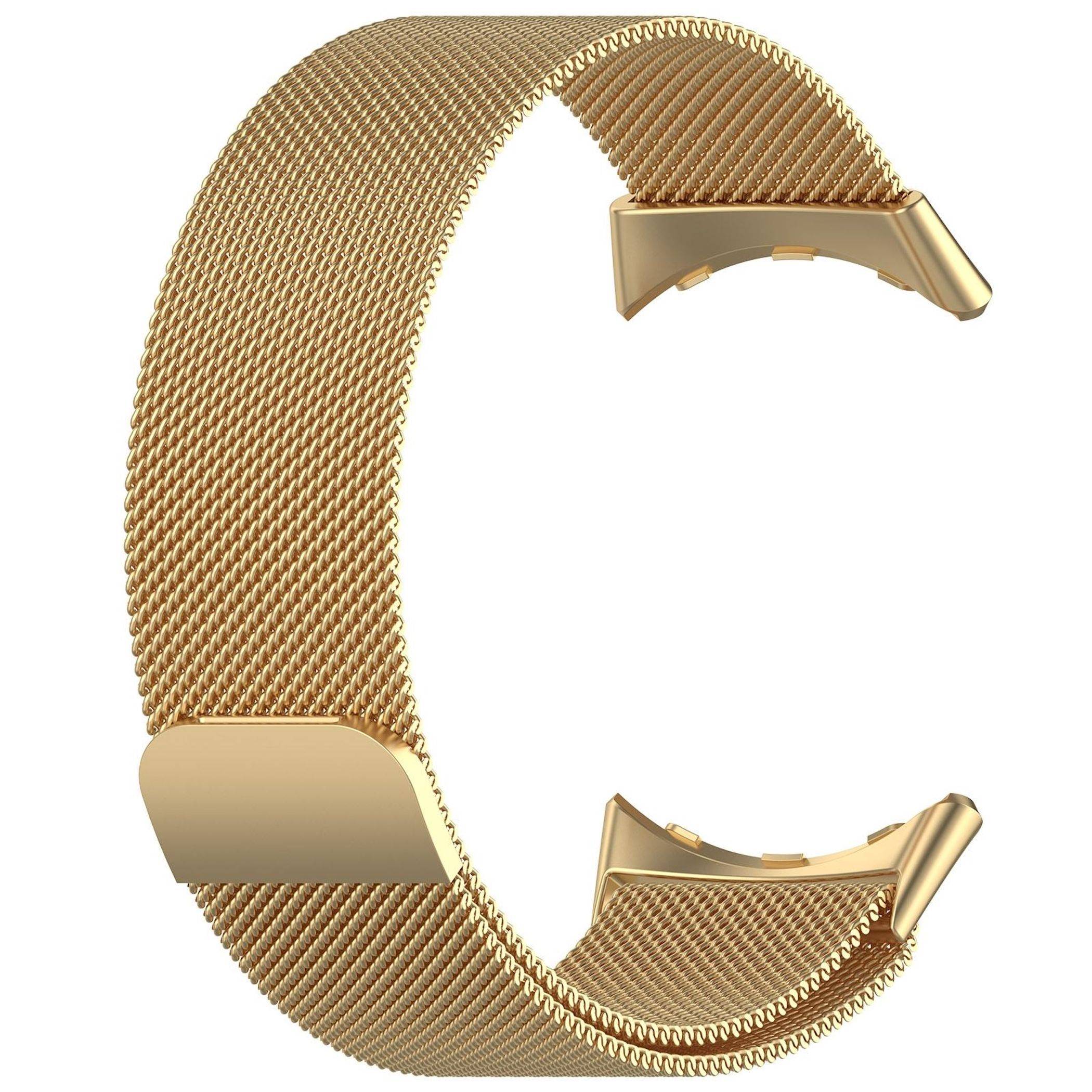 Gold gewobenes Mesh-Uhrenarmband in C-Form, gezeigt auf weißem Hintergrund.
