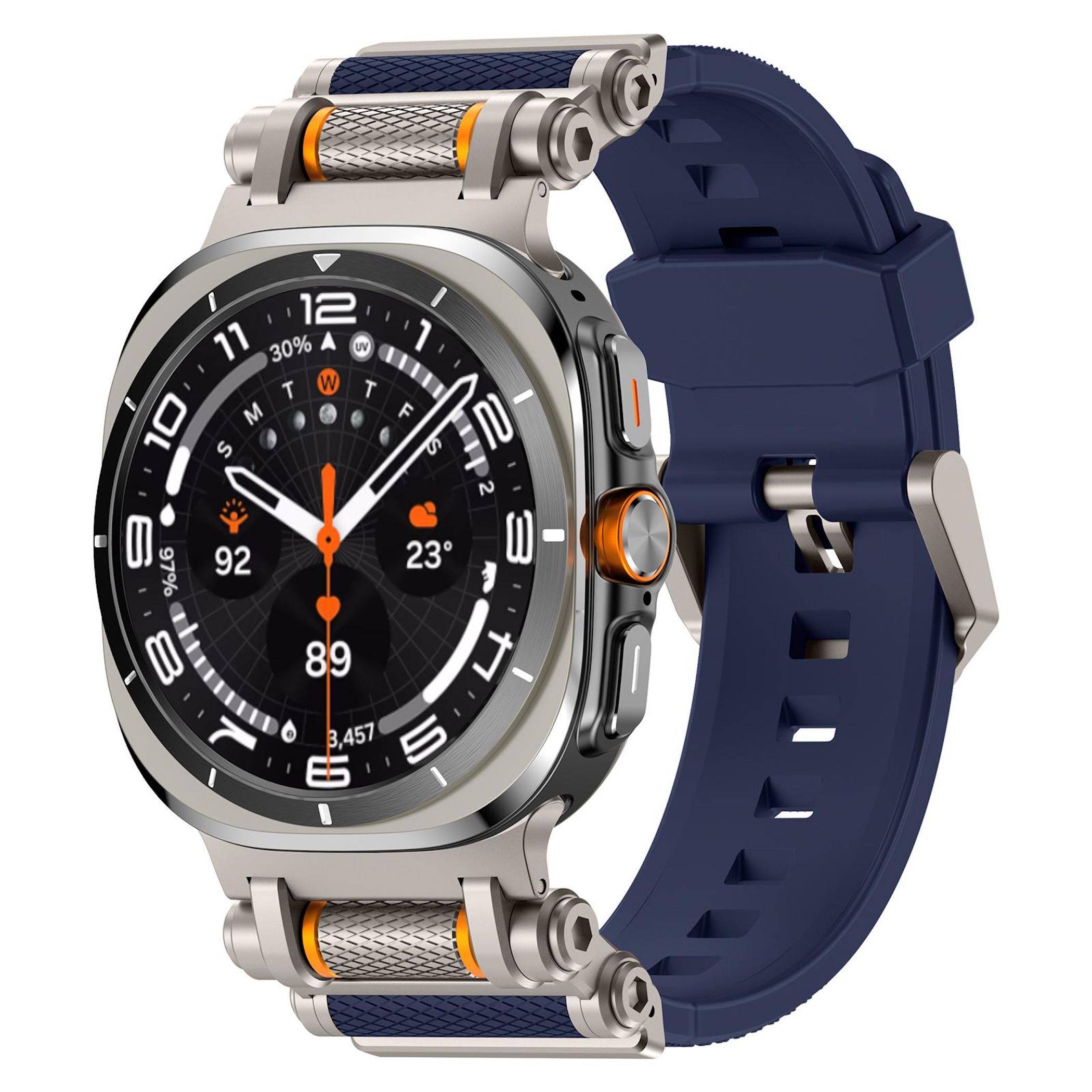 Silberne quadratische Smartwatch mit schwarzem analogem Zifferblatt, orangefarbenen Akzenten und blauem Armband, dargestellt in Dreiviertelansicht.
