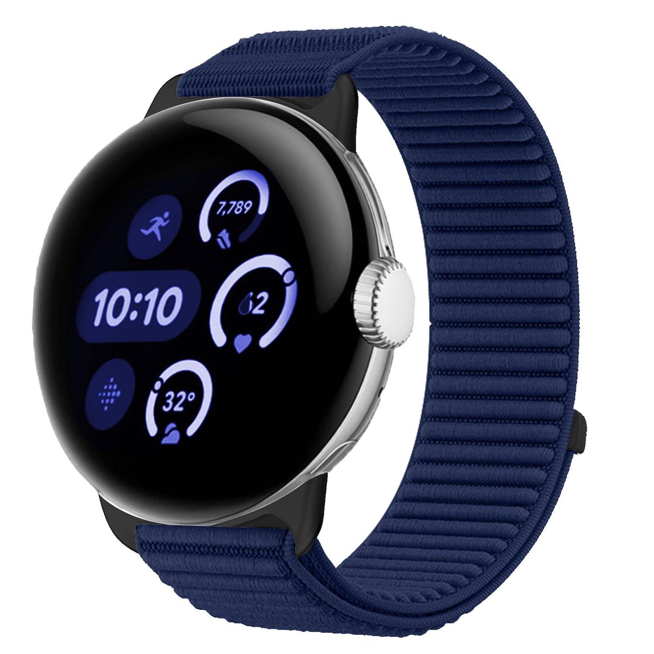 Rundeuhr mit blauem Stoffarmband, das ein schwarzes digitales Zifferblatt mit Fitness-Widgets und die Zeit 10:10 anzeigt.
