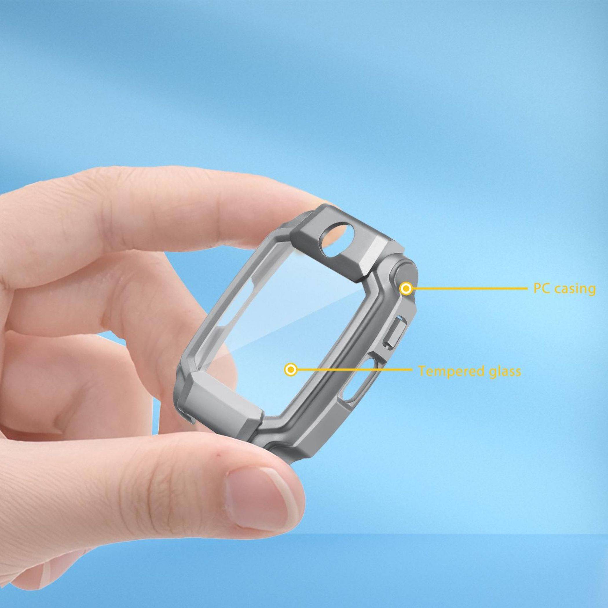 Hand hält eine transparente Schutzcover für Smartphones mit Beschriftungen, die auf das „PC-Gehäuse" und das „Gehärtetes Glas"" hinweisen, vor einem blauen Hintergrund.