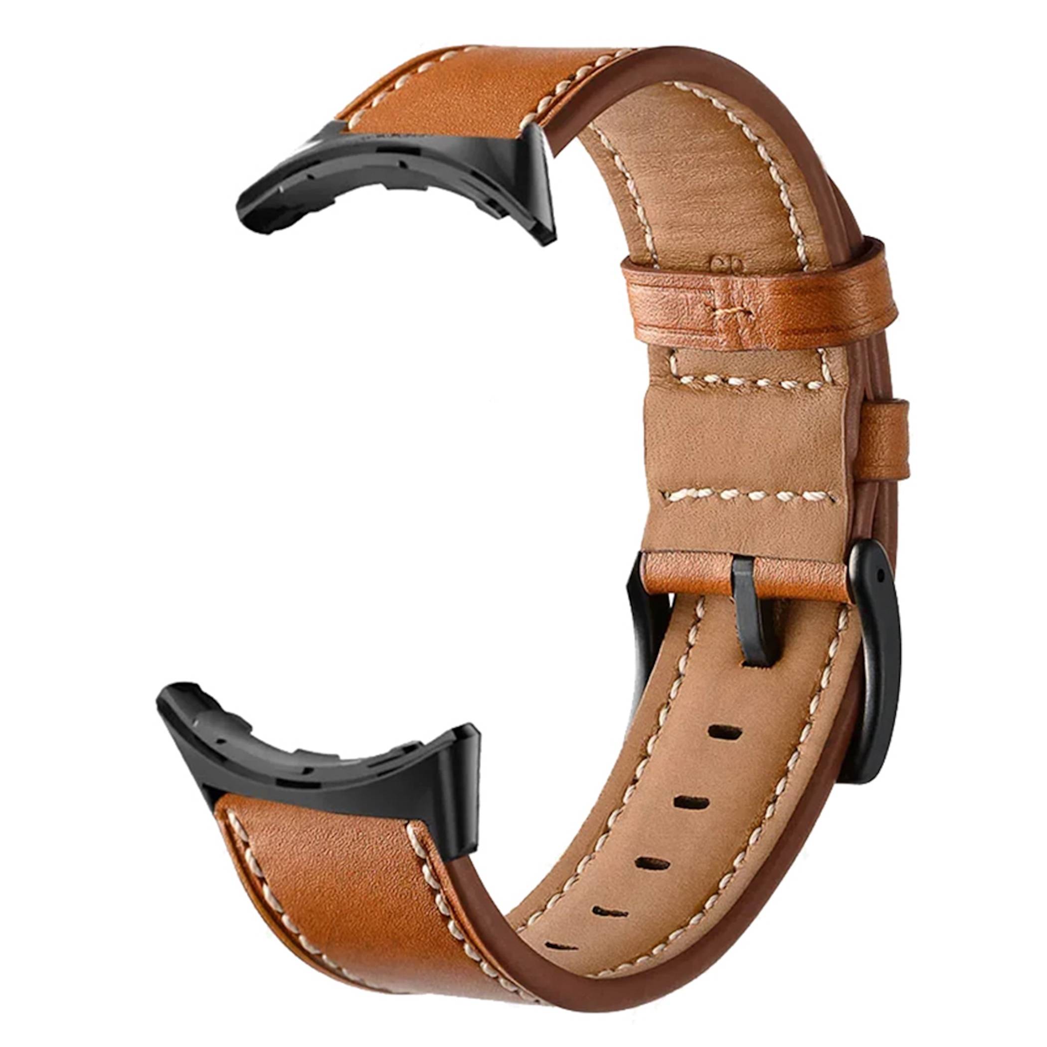 Braunes Lederarmband mit schwarzen Verbindungsstücken an den Enden, isoliert auf weißem Hintergrund dargestellt.