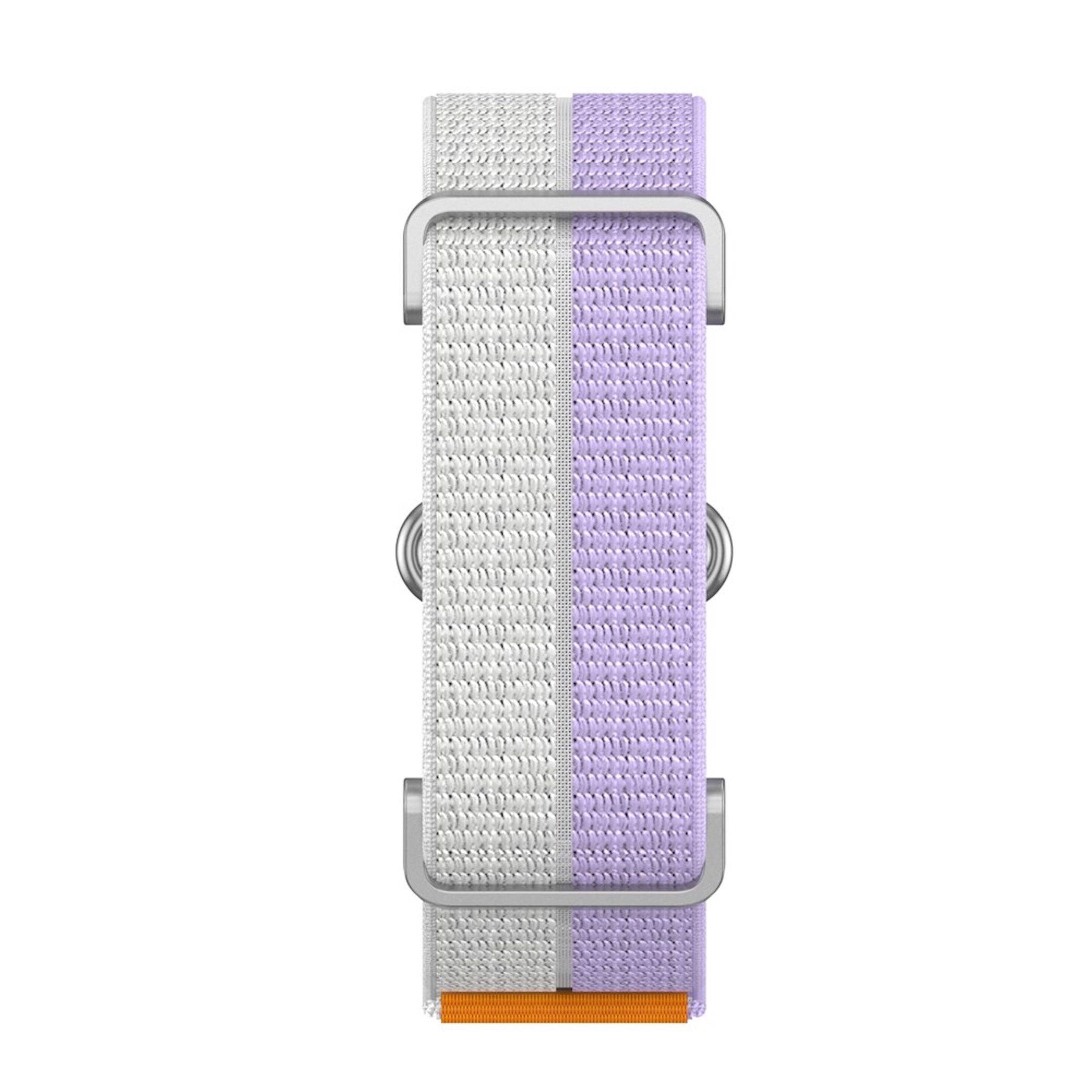 Ein lavendel- und weiß gestreifter gewebter Riemen, der durch eine silberfarbene Metallschnalle gefädelt ist, gezeigt auf einem schlichten Hintergrund.