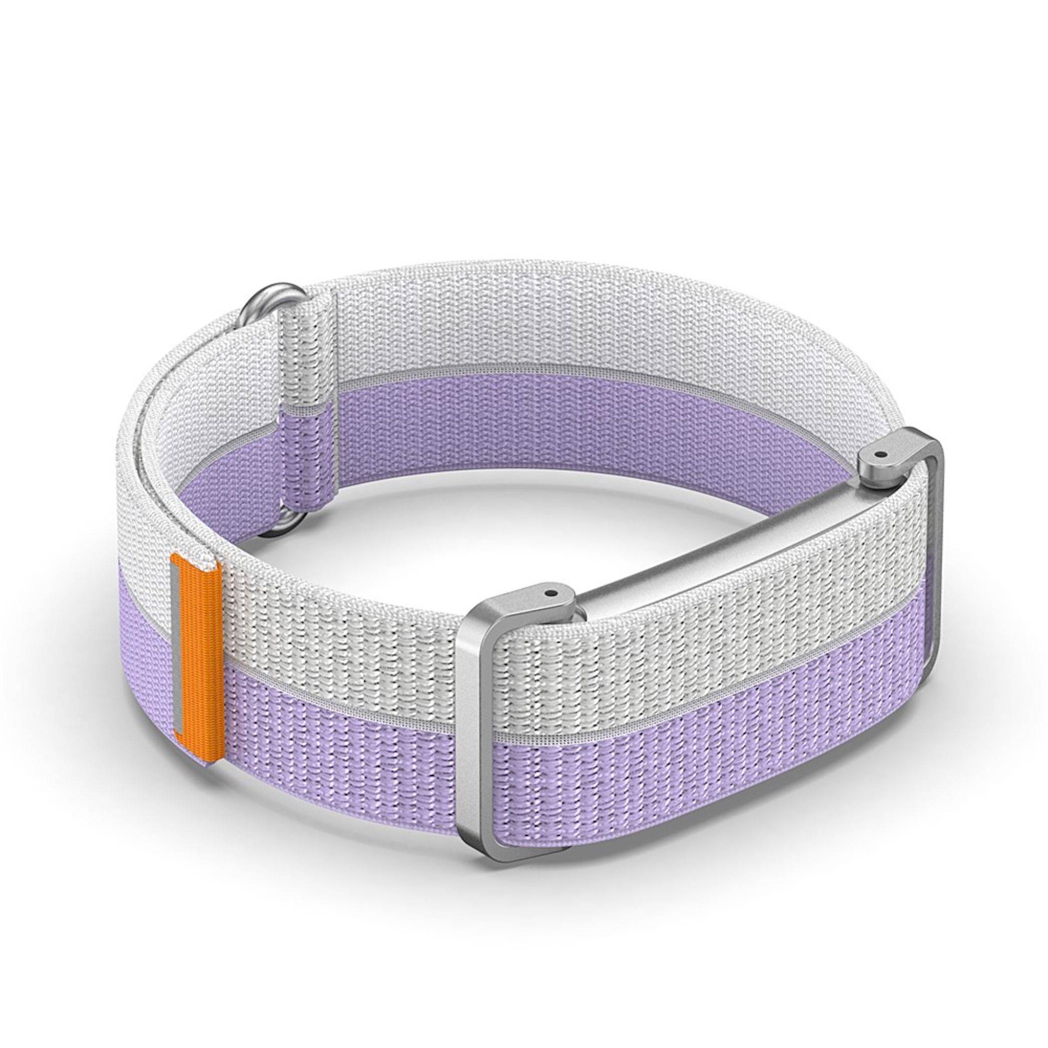Violettes und weißes verstellbares gewebtes Uhrenarmband mit Metallverschluss und orangem Zugtab auf weißem Hintergrund.
