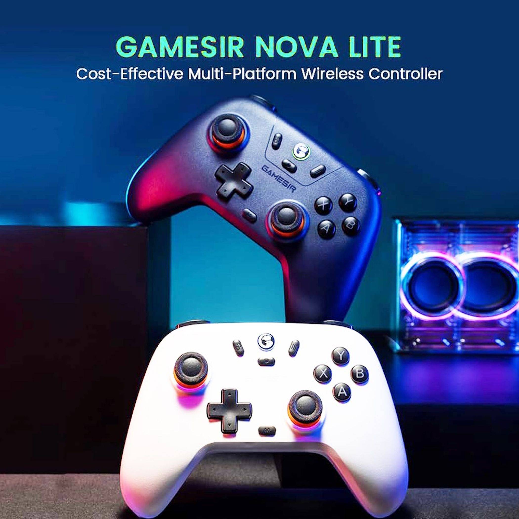 Werbebild des drahtlosen Controllers 'GAMESIR NOVA LITE', gezeigt in Schwarz und Weiß mit RGB-Beleuchtung, gekennzeichnet als kostengünstiger Multi-Plattform-Gamepad.